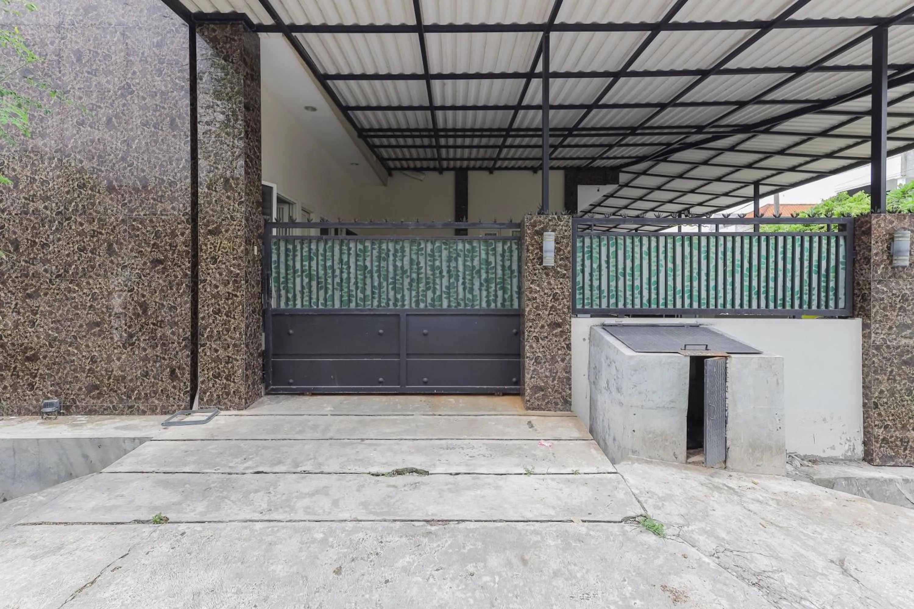 Property building in RedDoorz at Ngaggel Jaya Surabaya