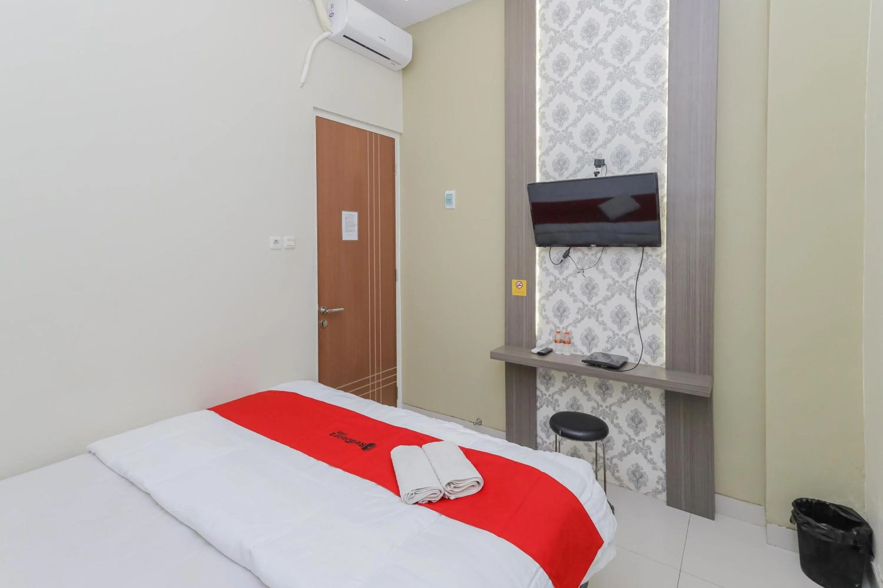 Bedroom, Bed in RedDoorz at Ngaggel Jaya Surabaya