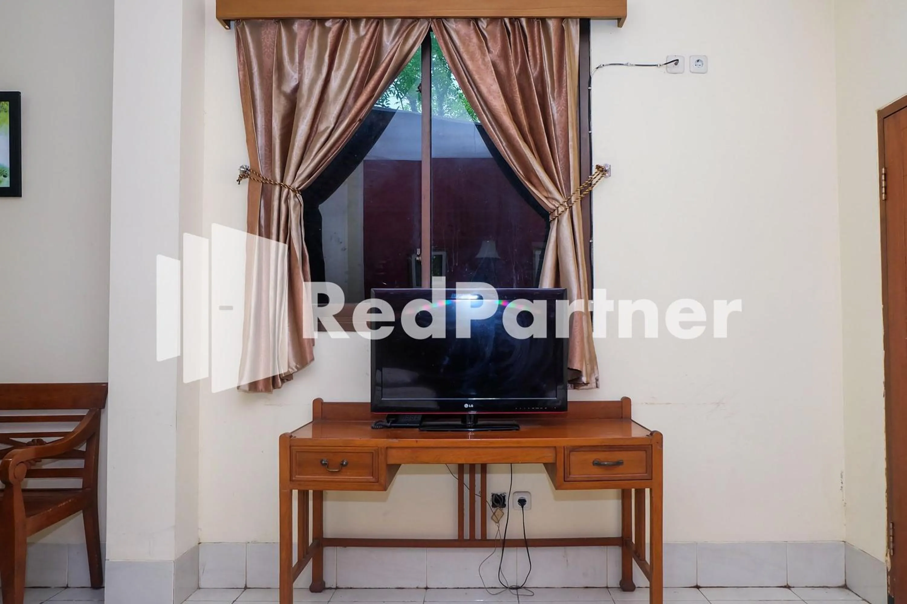 TV and multimedia in Hotel Sebelas at Jalan Palasari Mitra RedDoorz