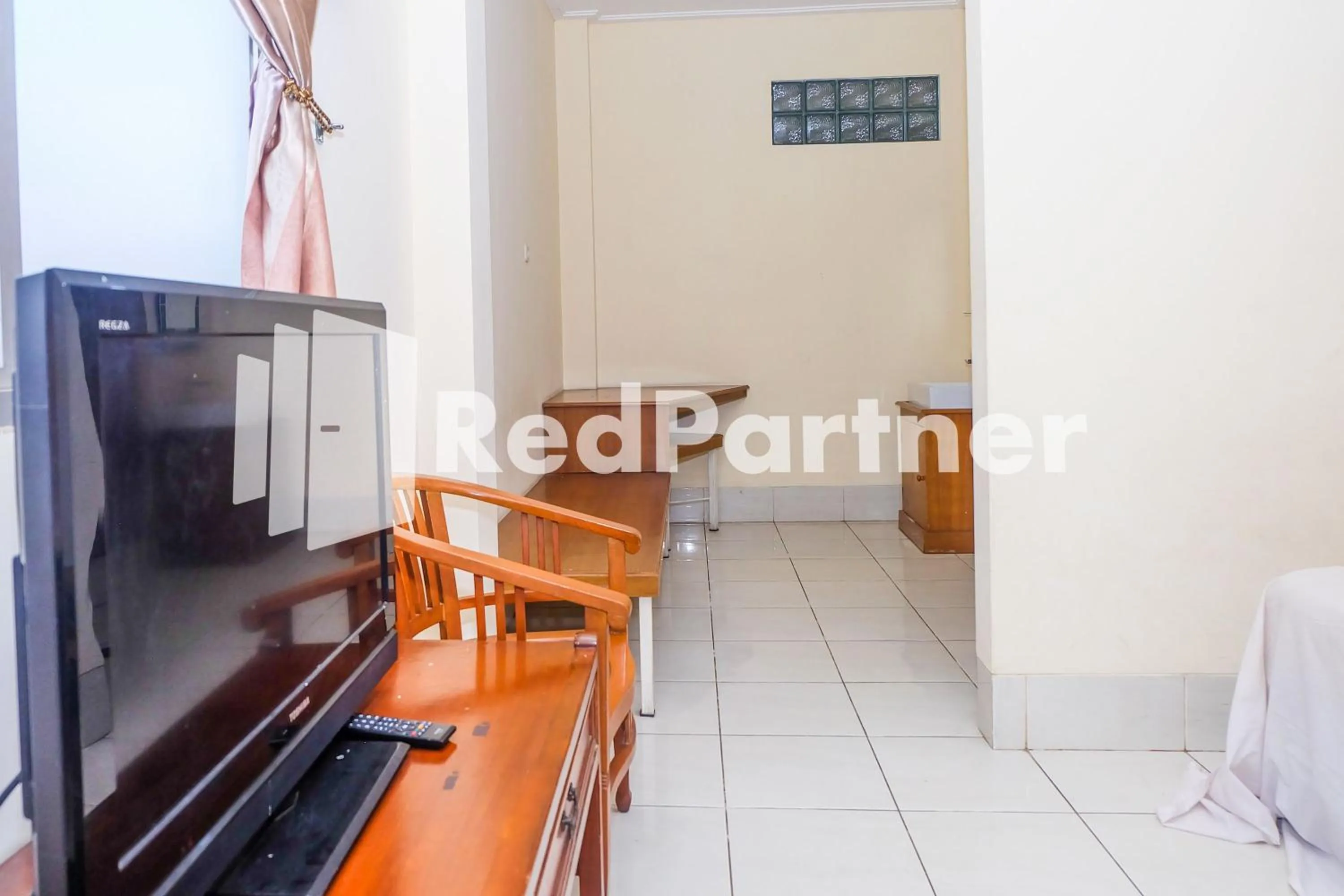 Bedroom in Hotel Sebelas at Jalan Palasari Mitra RedDoorz
