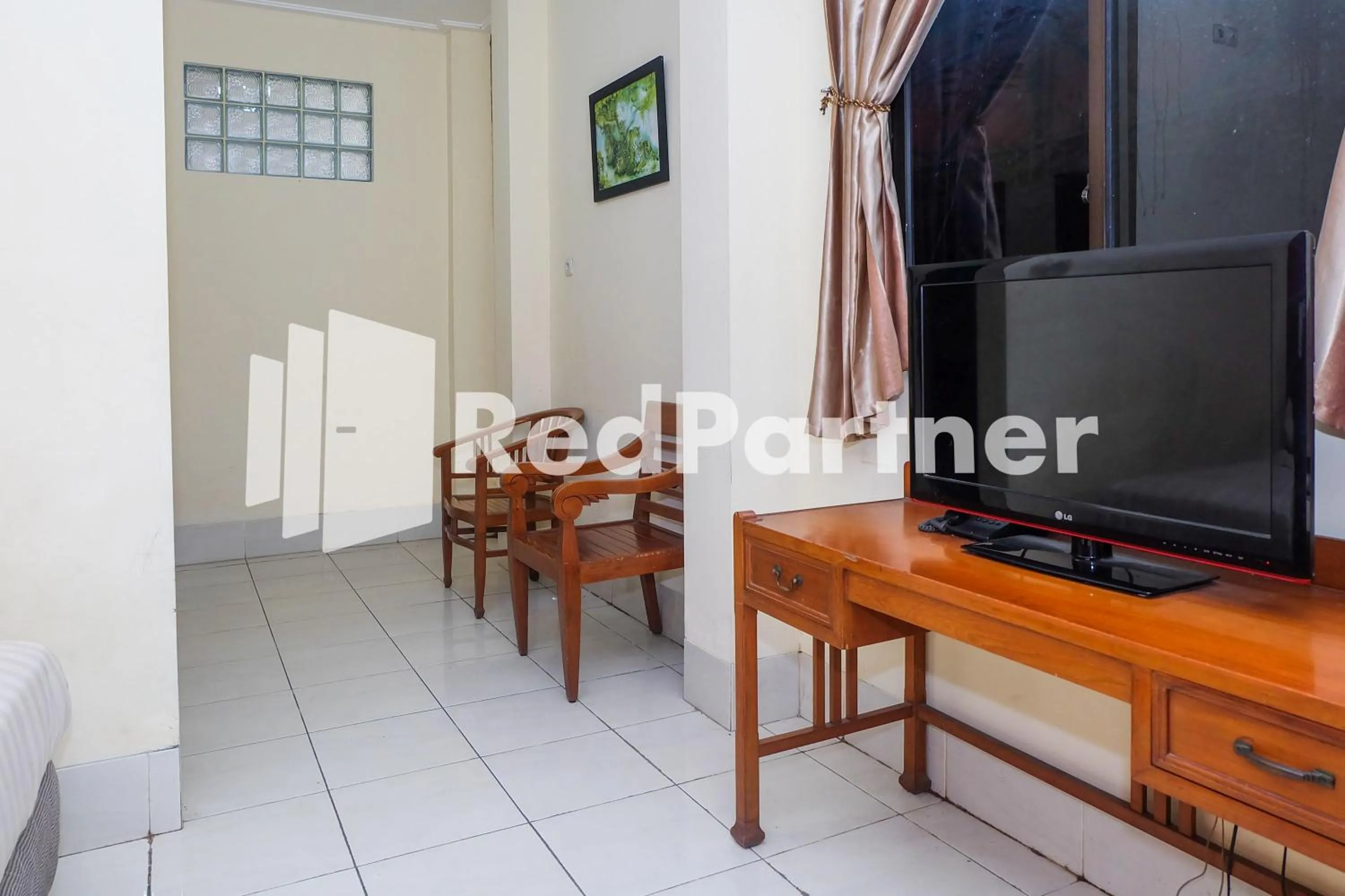 TV and multimedia in Hotel Sebelas at Jalan Palasari Mitra RedDoorz