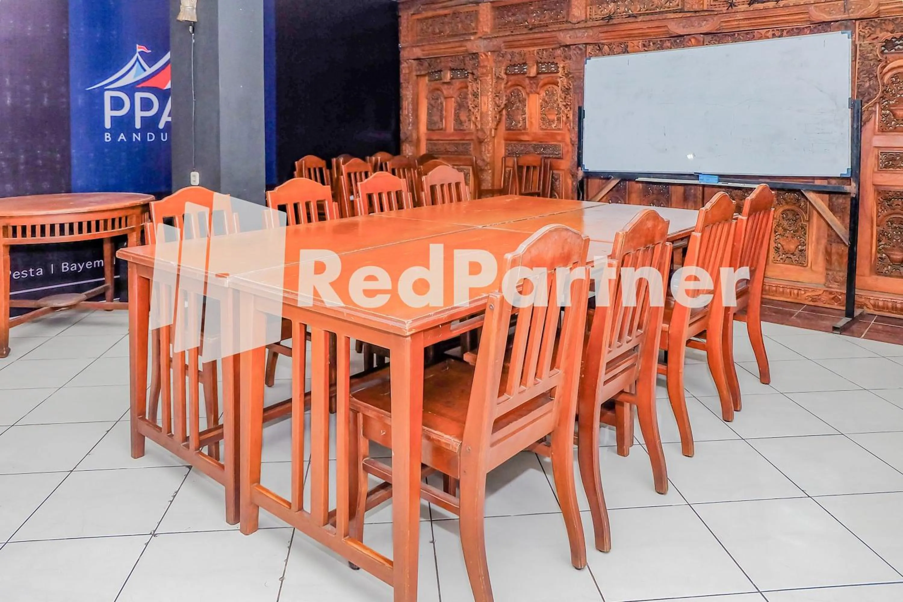 Restaurant/places to eat in Hotel Sebelas at Jalan Palasari Mitra RedDoorz