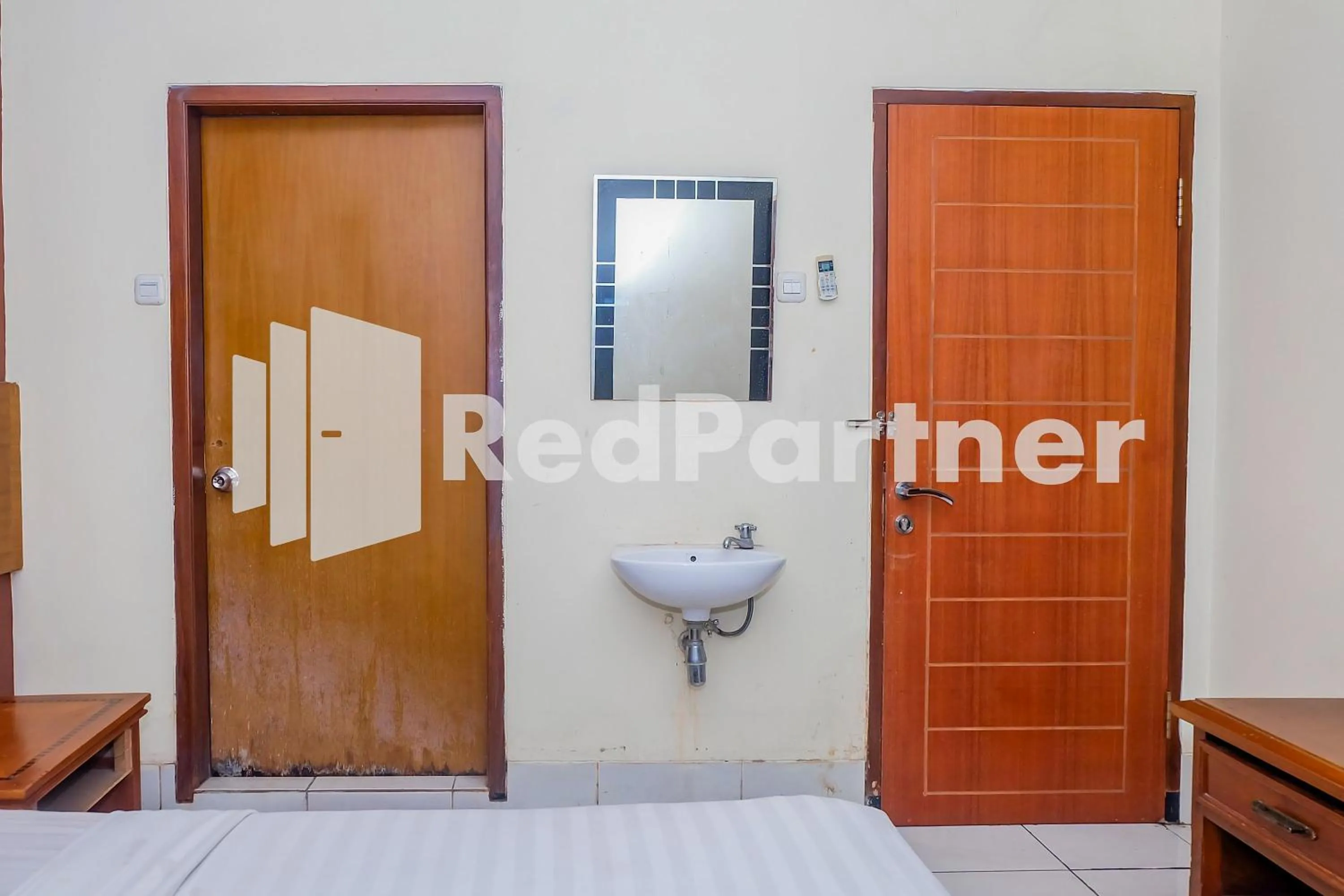 Bathroom in Hotel Sebelas at Jalan Palasari Mitra RedDoorz