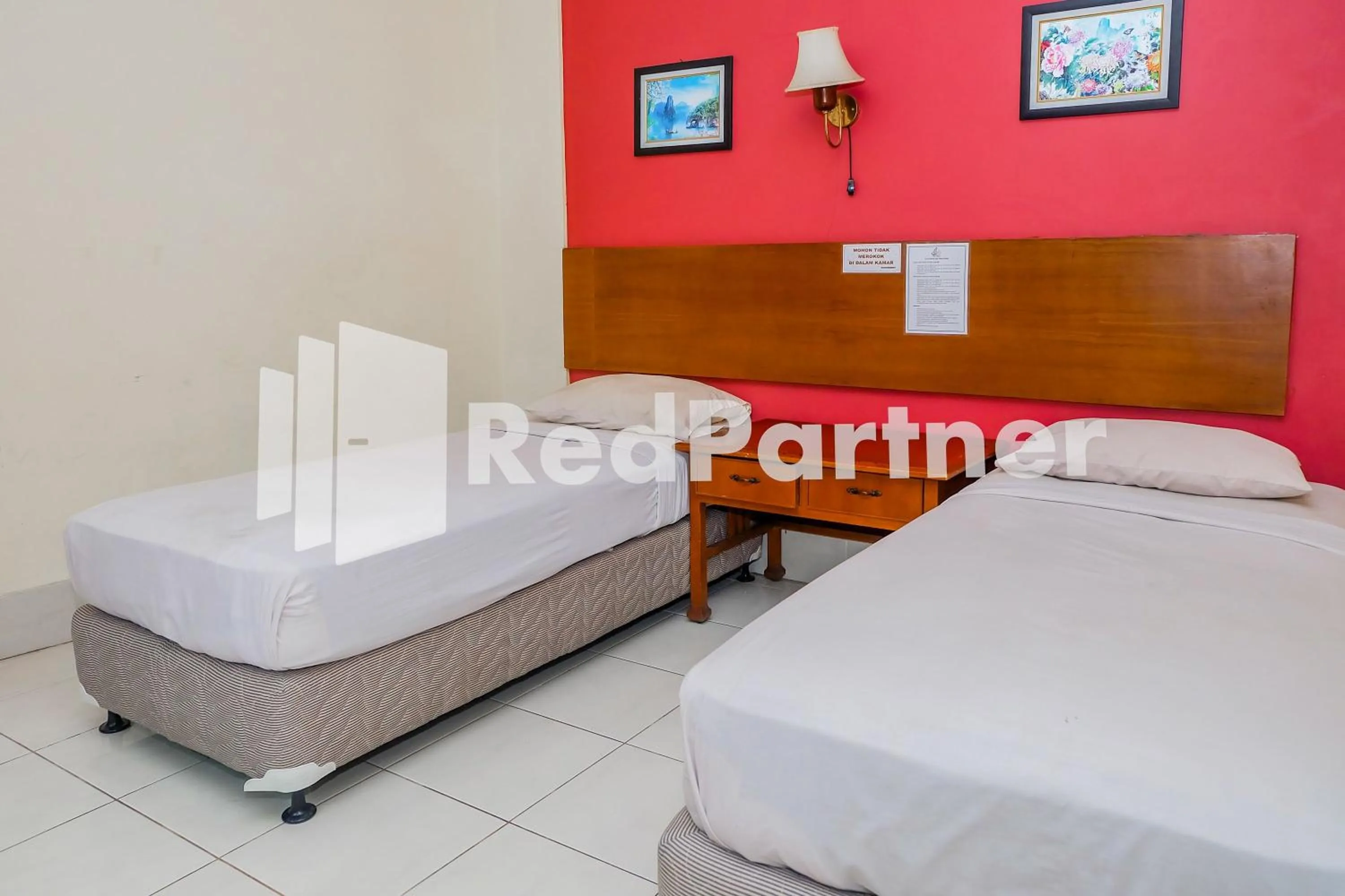 Bedroom, Bed in Hotel Sebelas at Jalan Palasari Mitra RedDoorz