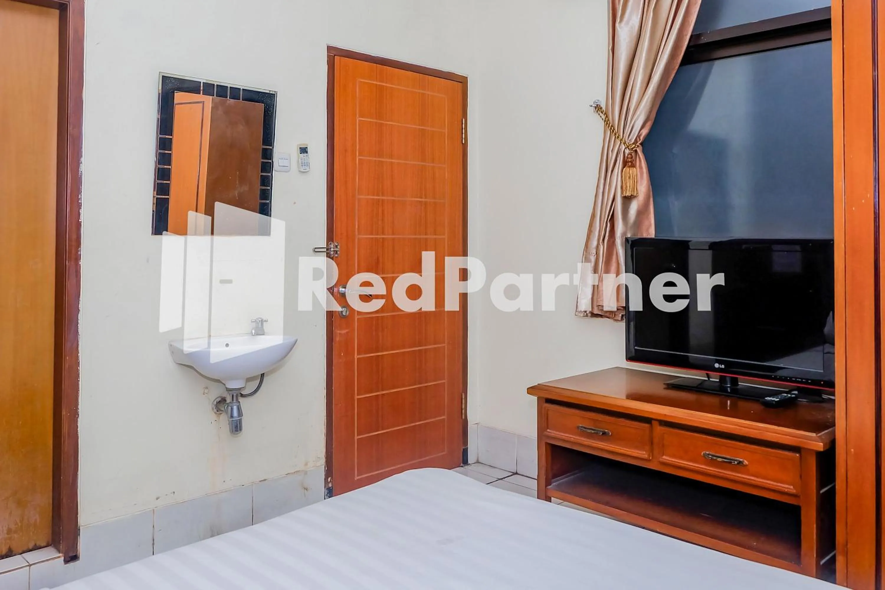 Bedroom in Hotel Sebelas at Jalan Palasari Mitra RedDoorz