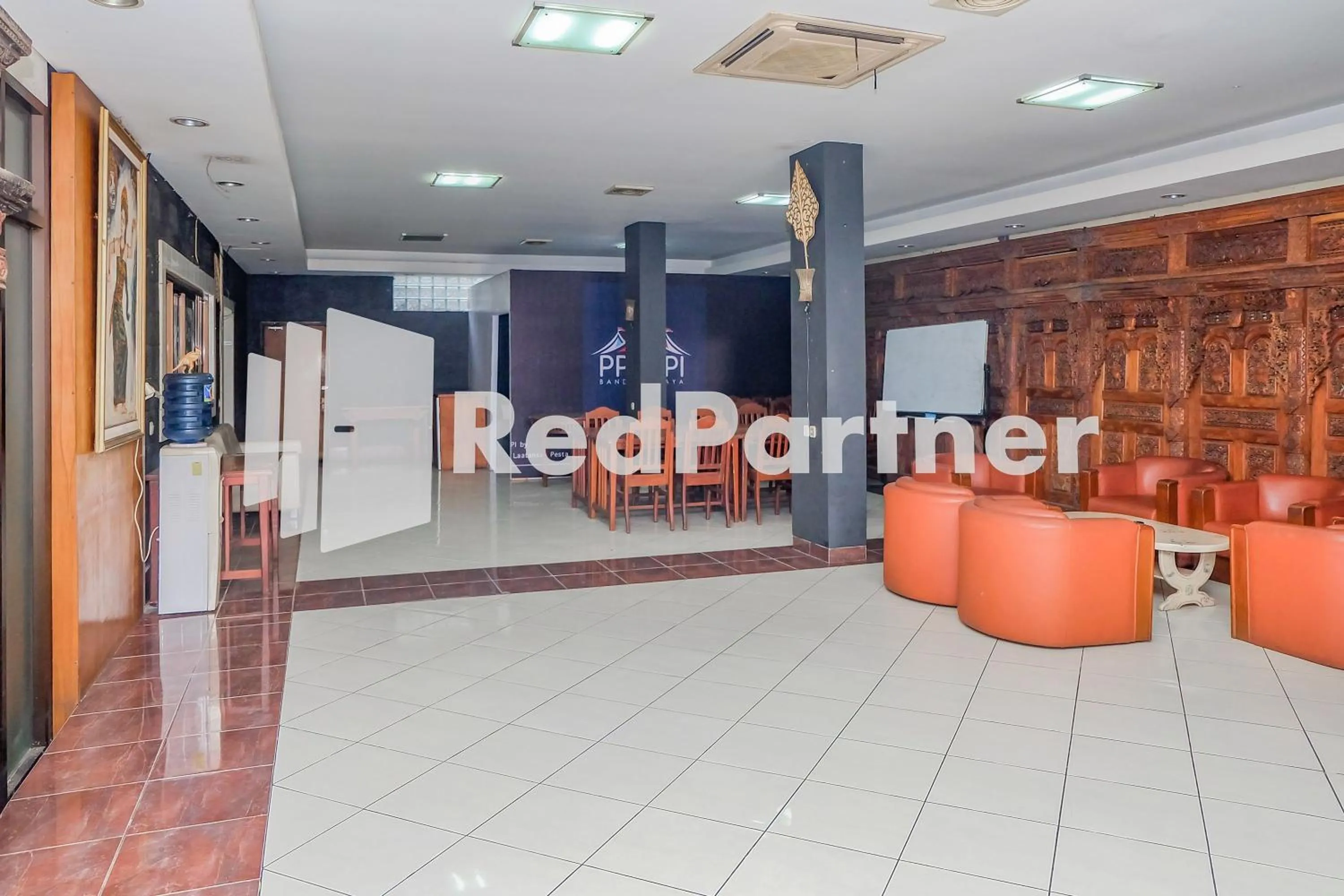 Living room in Hotel Sebelas at Jalan Palasari Mitra RedDoorz
