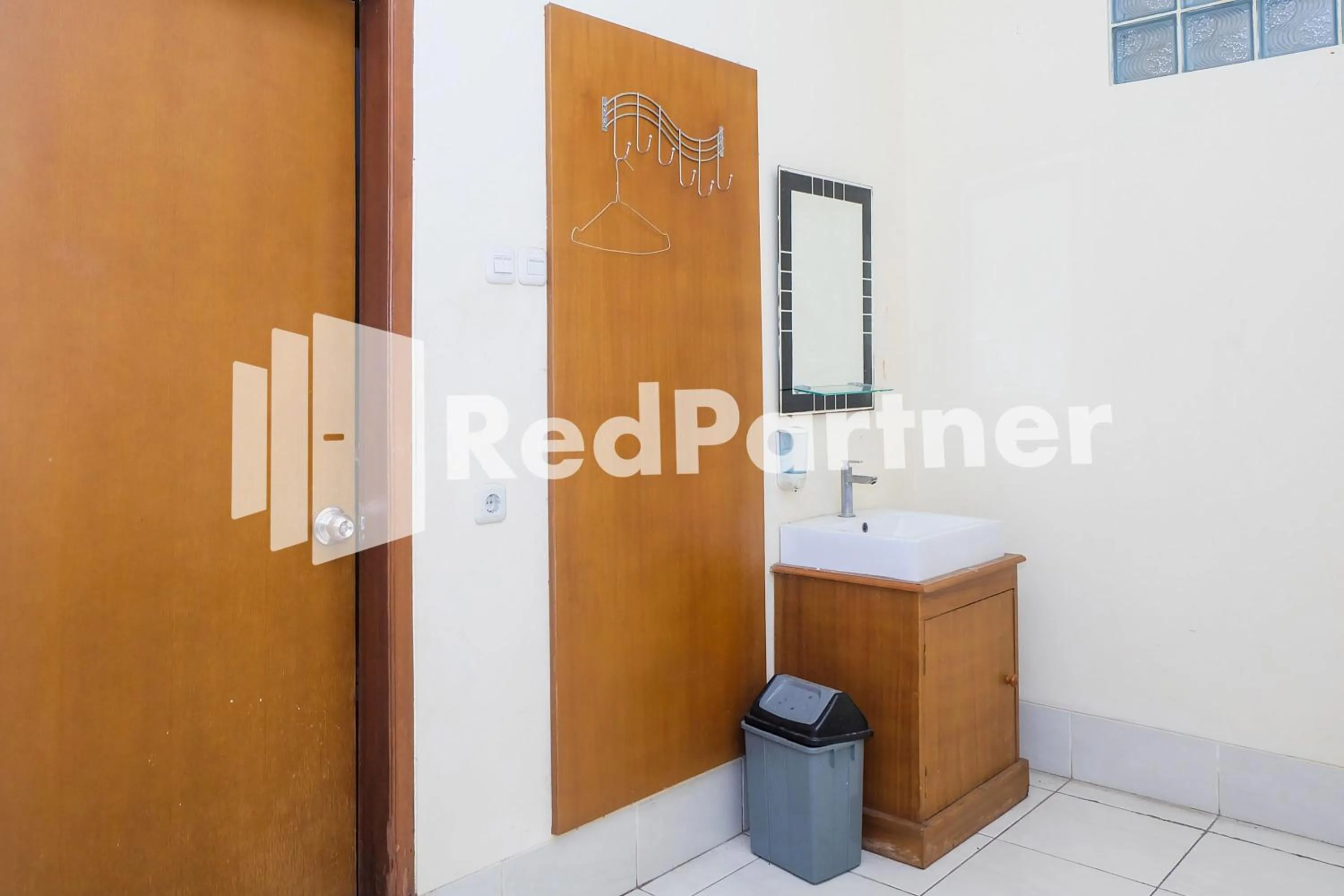 Bedroom in Hotel Sebelas at Jalan Palasari Mitra RedDoorz