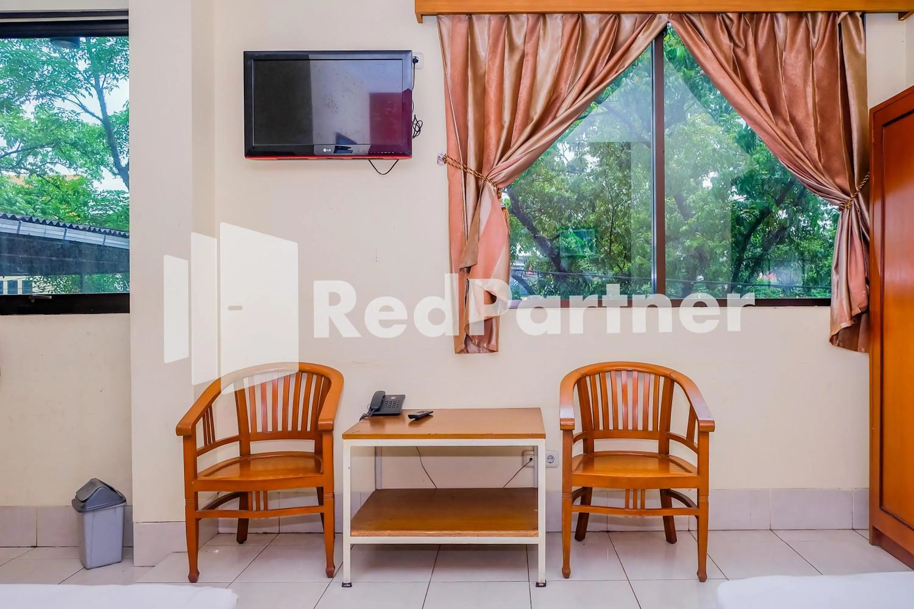 TV and multimedia in Hotel Sebelas at Jalan Palasari Mitra RedDoorz