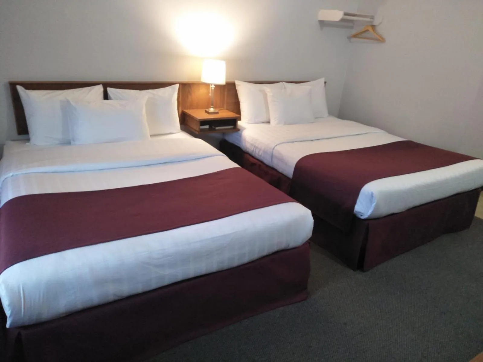 Bedroom, Bed in Sundowner Motel