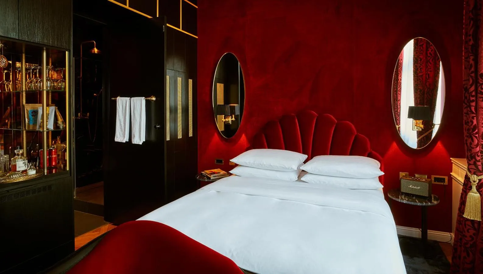 Photo of the whole room, Bed in Provocateur Berlin, part of Sircle Collection
