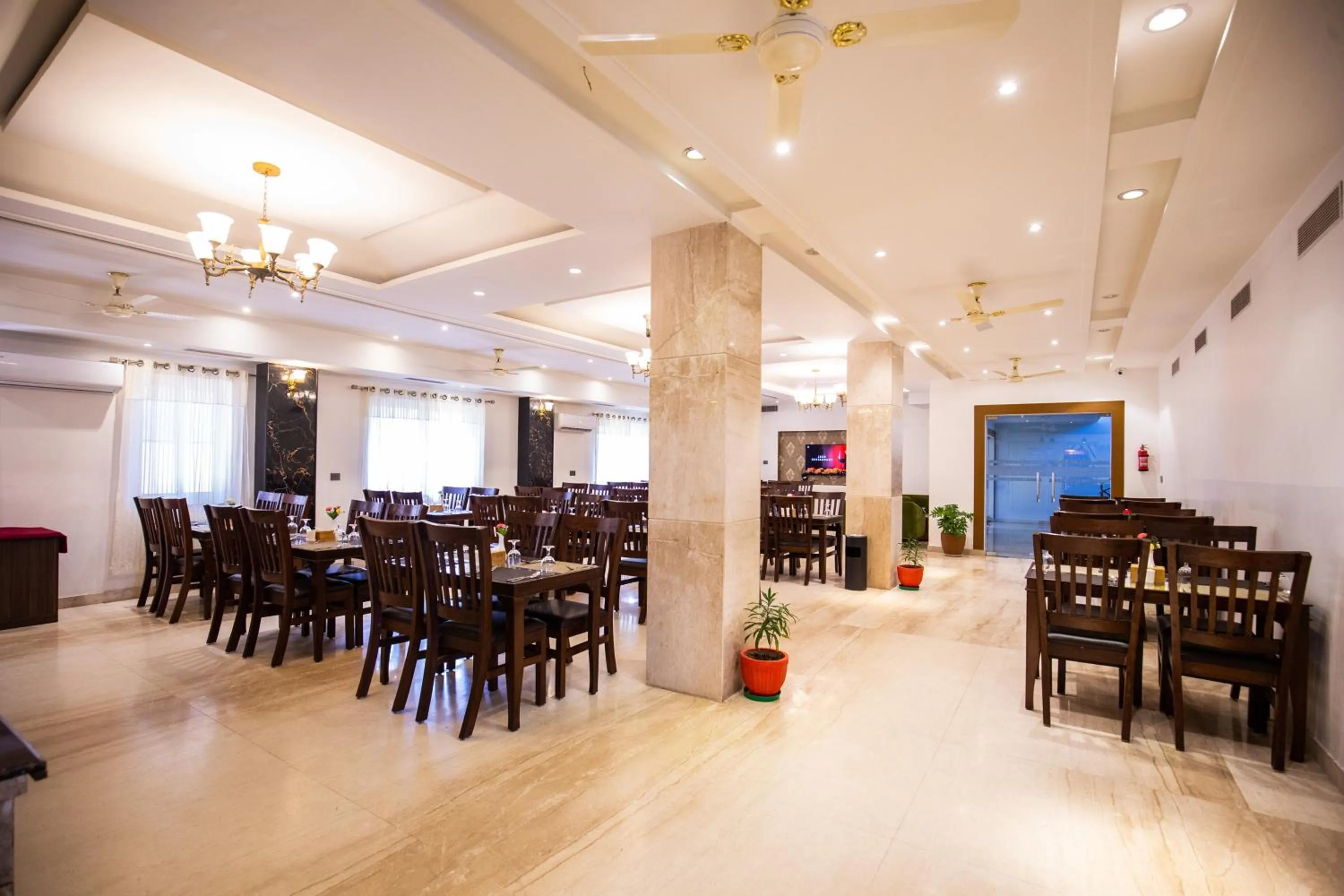 Restaurant/places to eat in Mourya Hotel