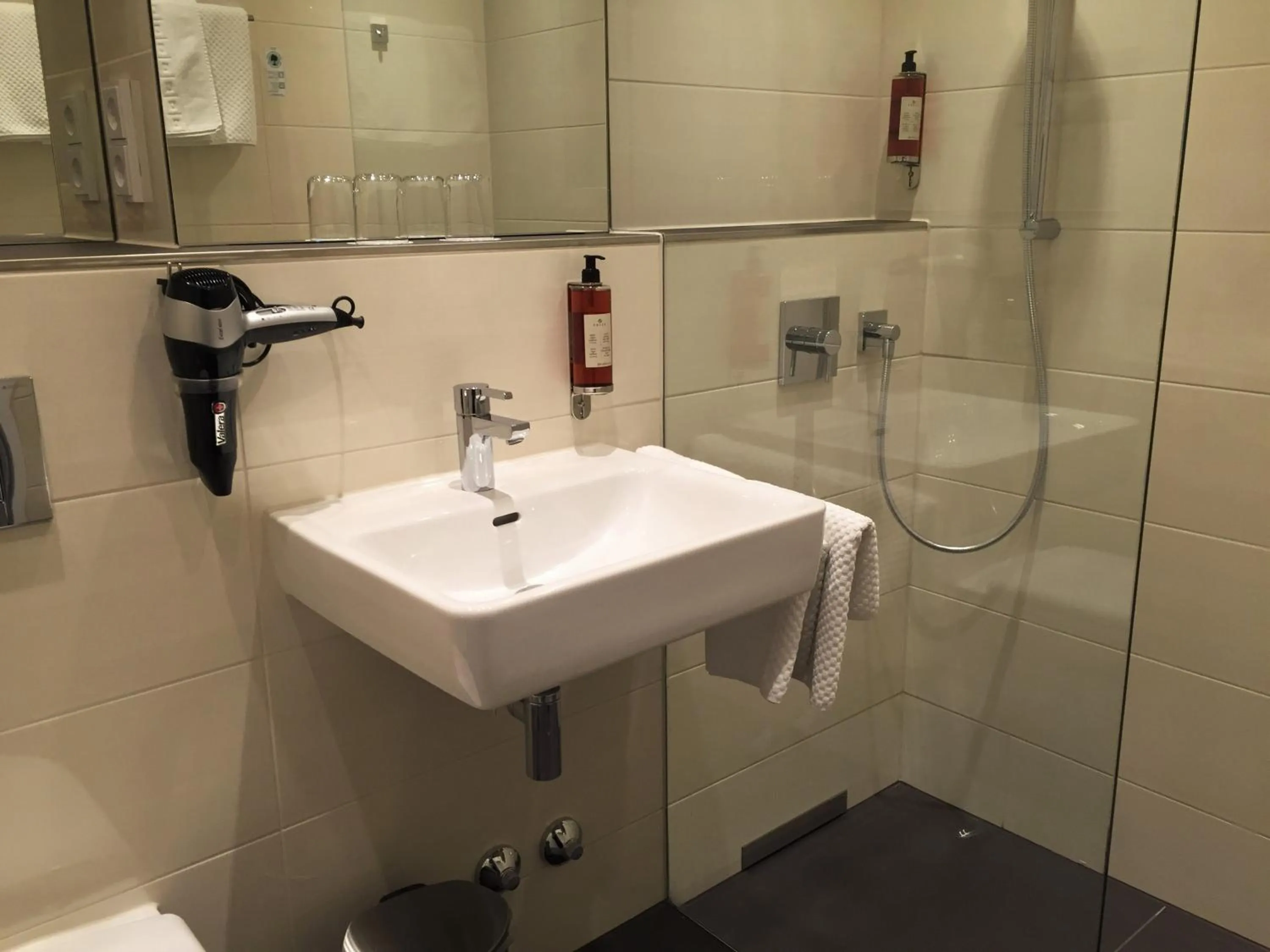 Bathroom in Hotel Antares München