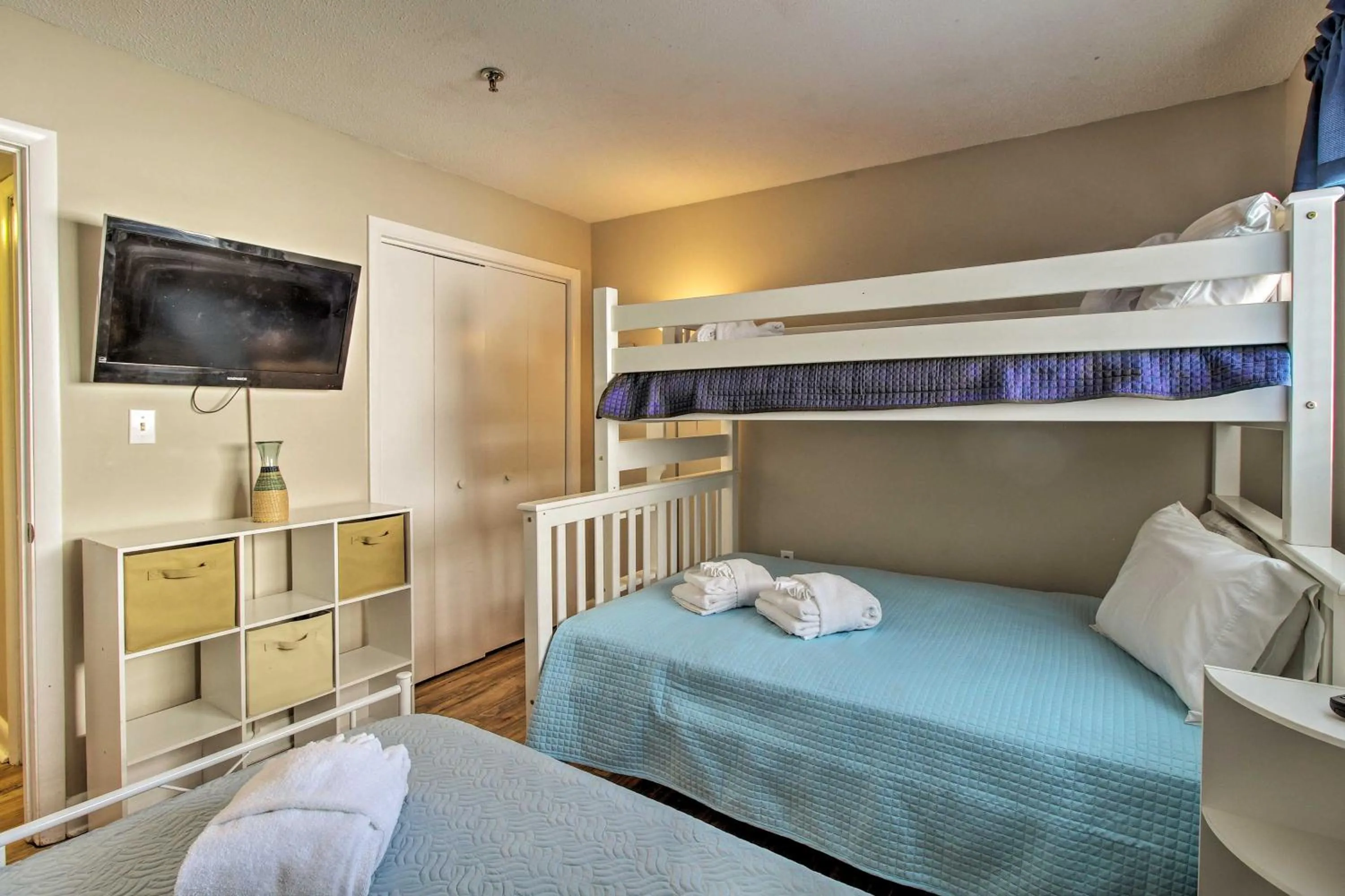 Bed in Long-Term Stays Welcome HH Island Resort Condo