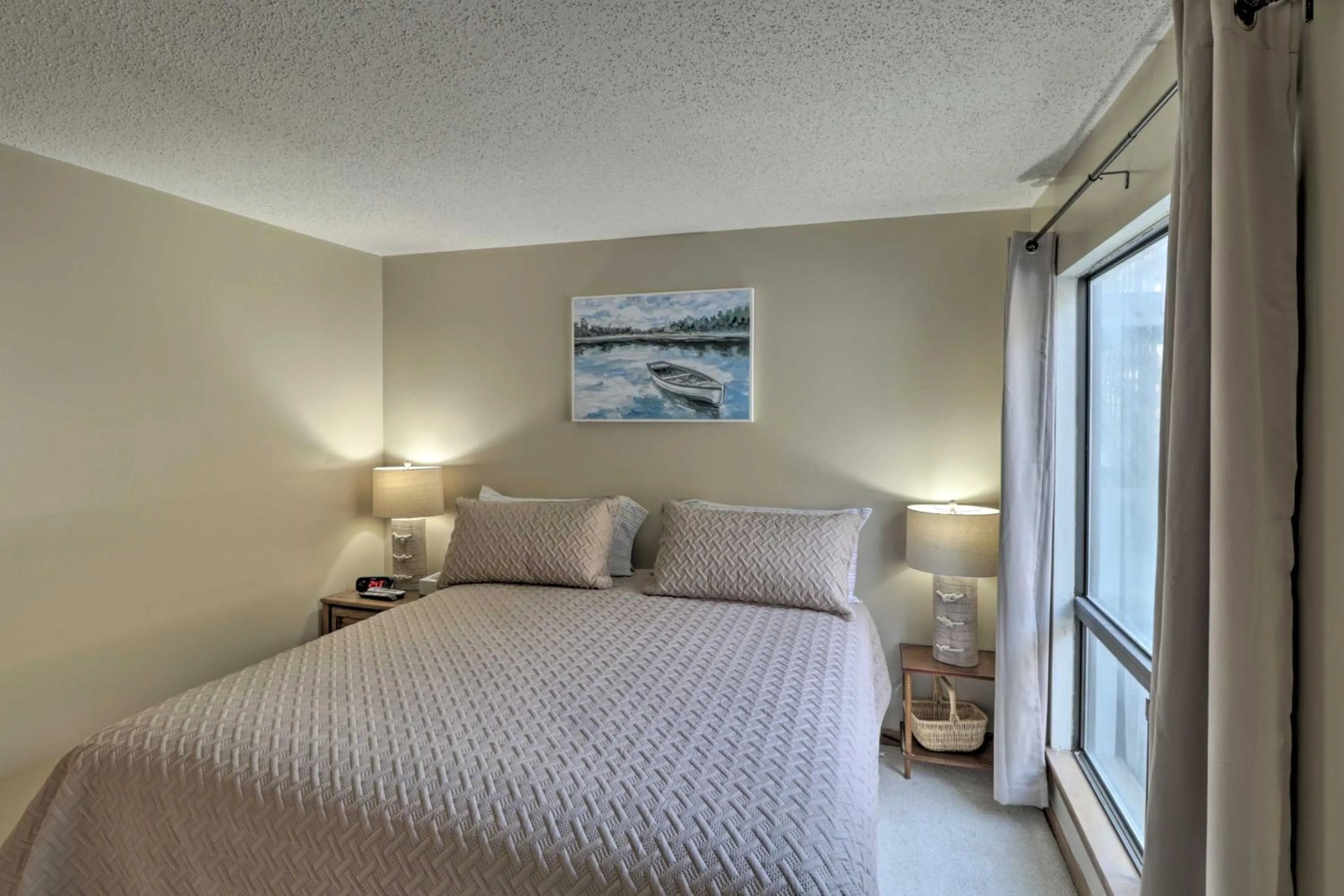 Bed in Lake Ozark Condo with Pool and Fishing Docks!