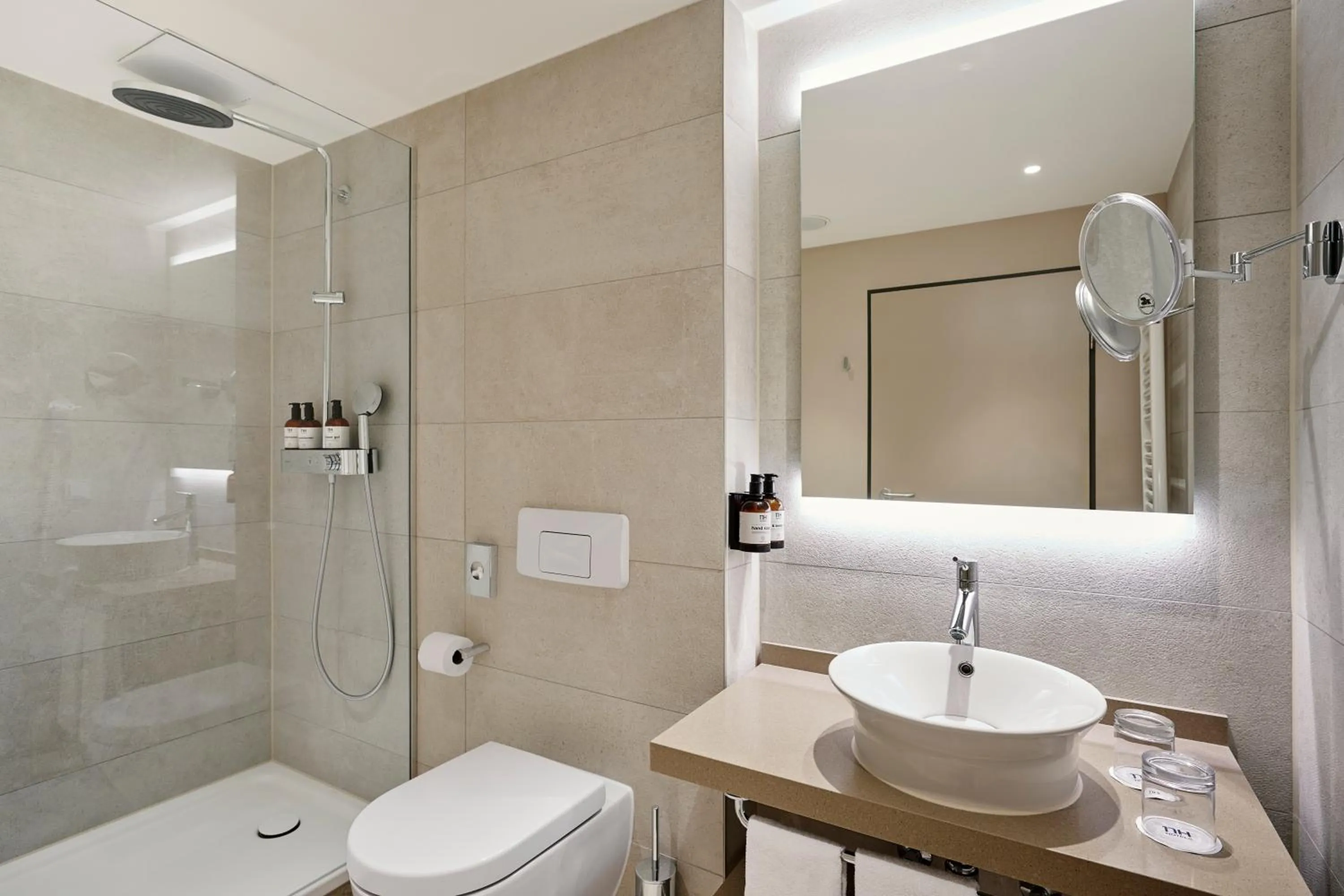 Shower in NH Berlin Kurfürstendamm