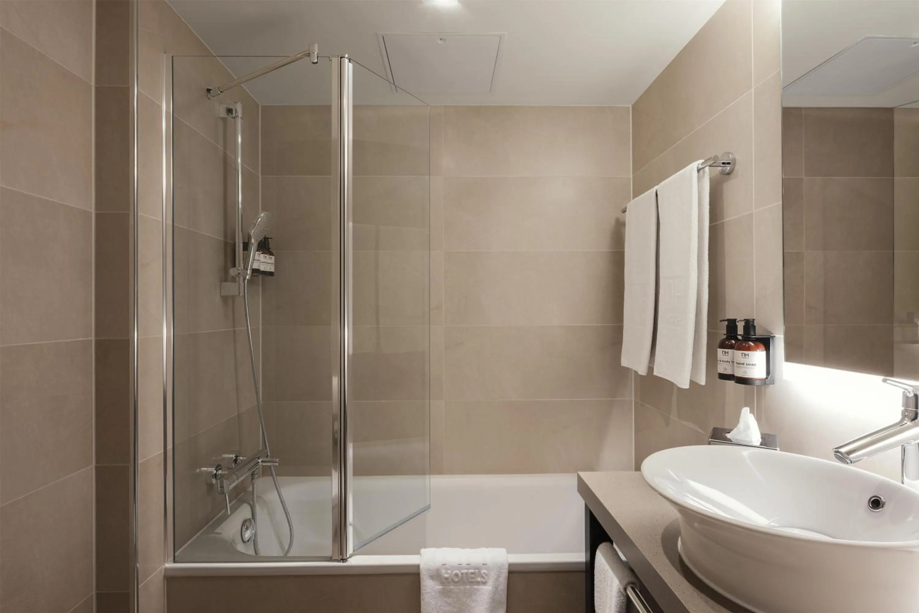 Bathroom in NH Berlin Kurfürstendamm