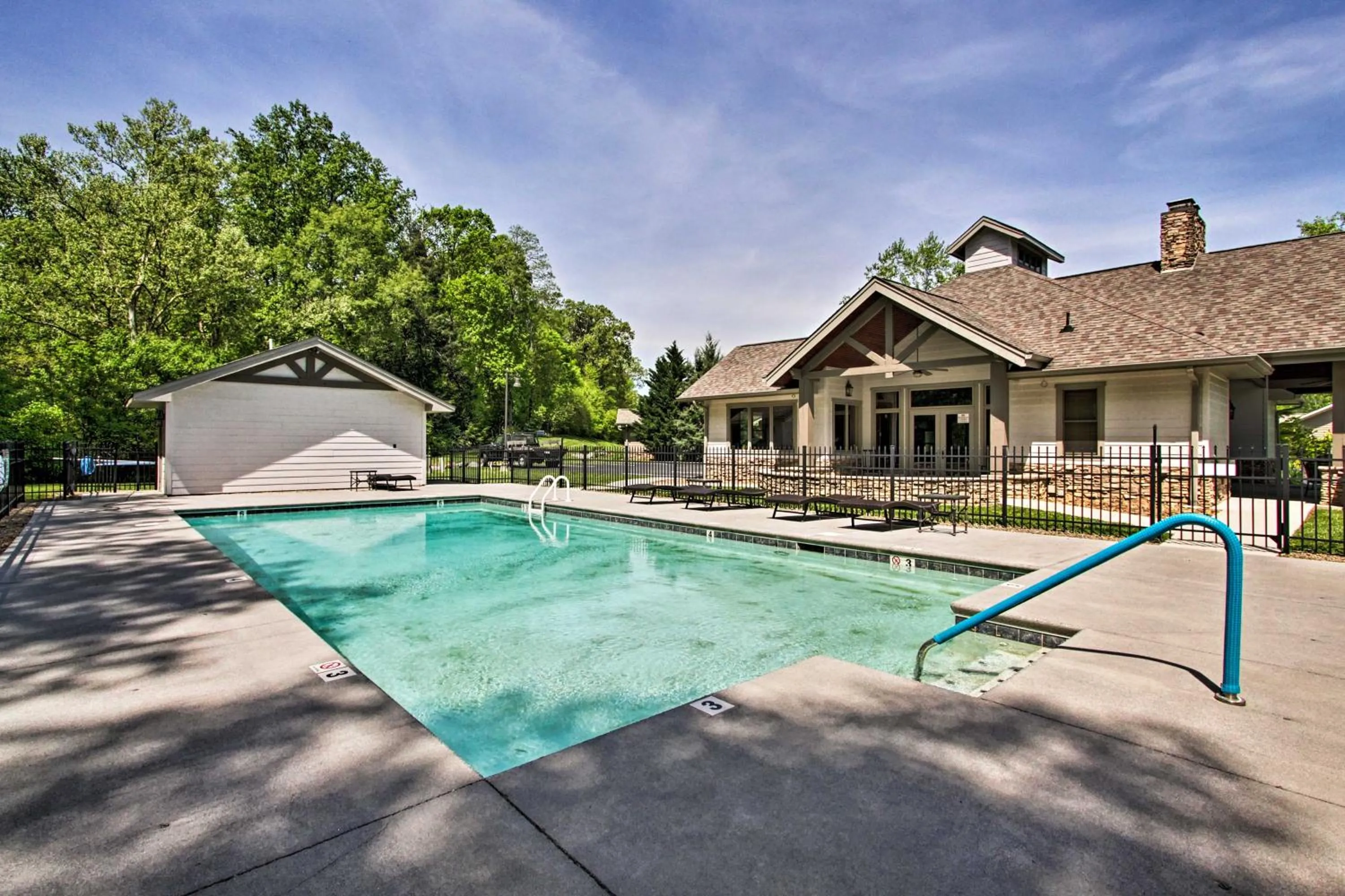 Townsend Condo with Pool, Great Smoky Mountain Views