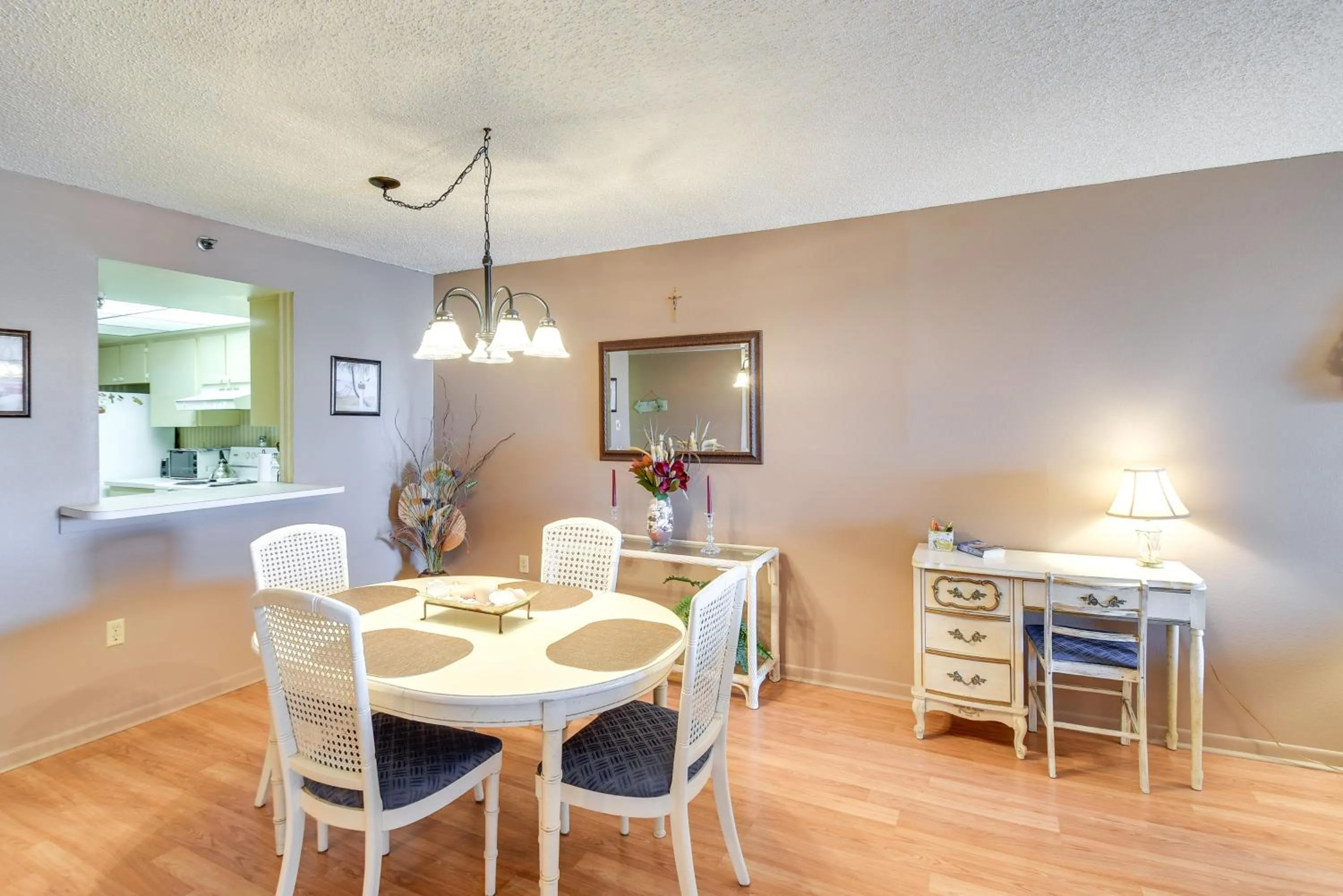 Walk to Madeira Beach Coastal Condo with Balcony