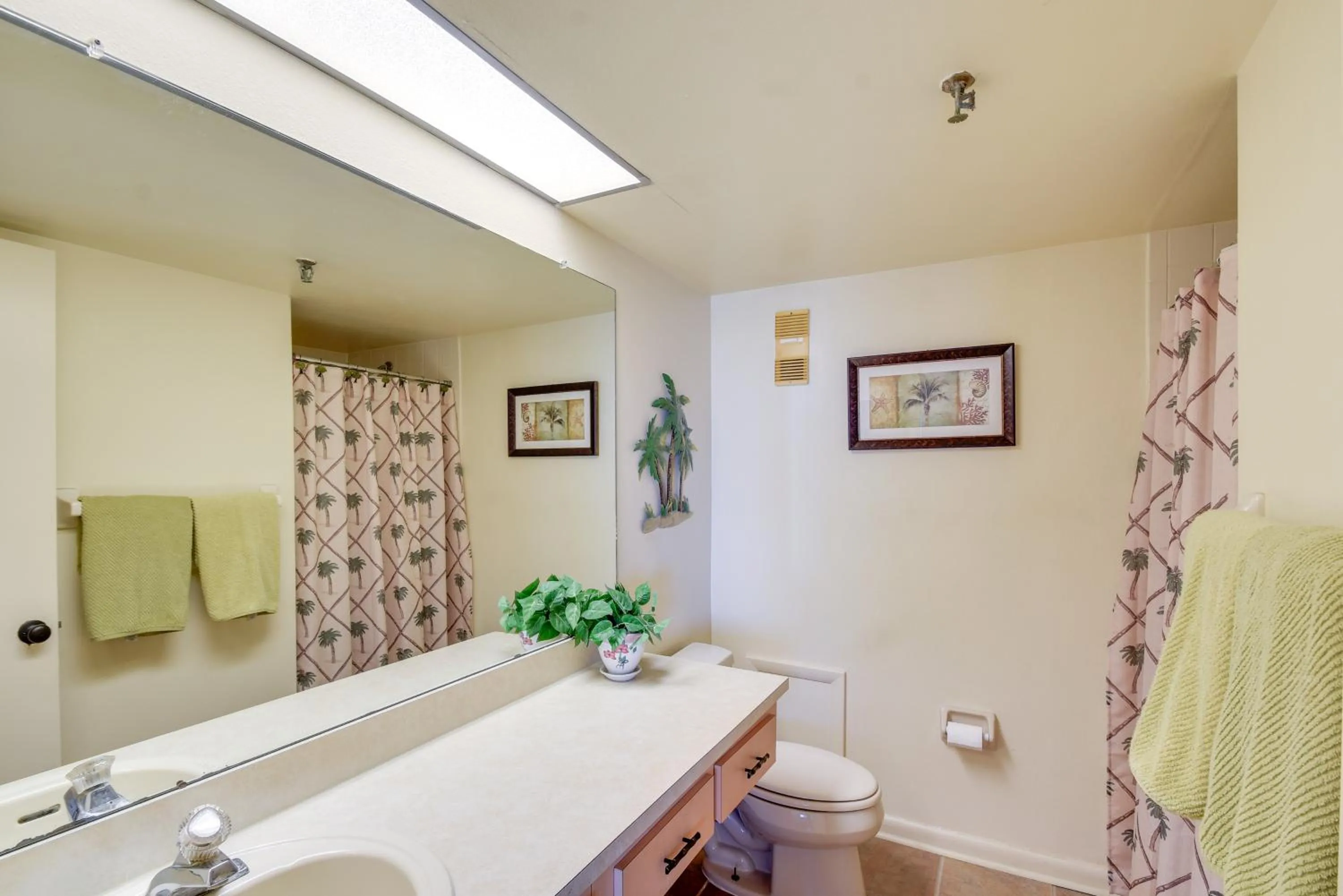 Walk to Madeira Beach Coastal Condo with Balcony
