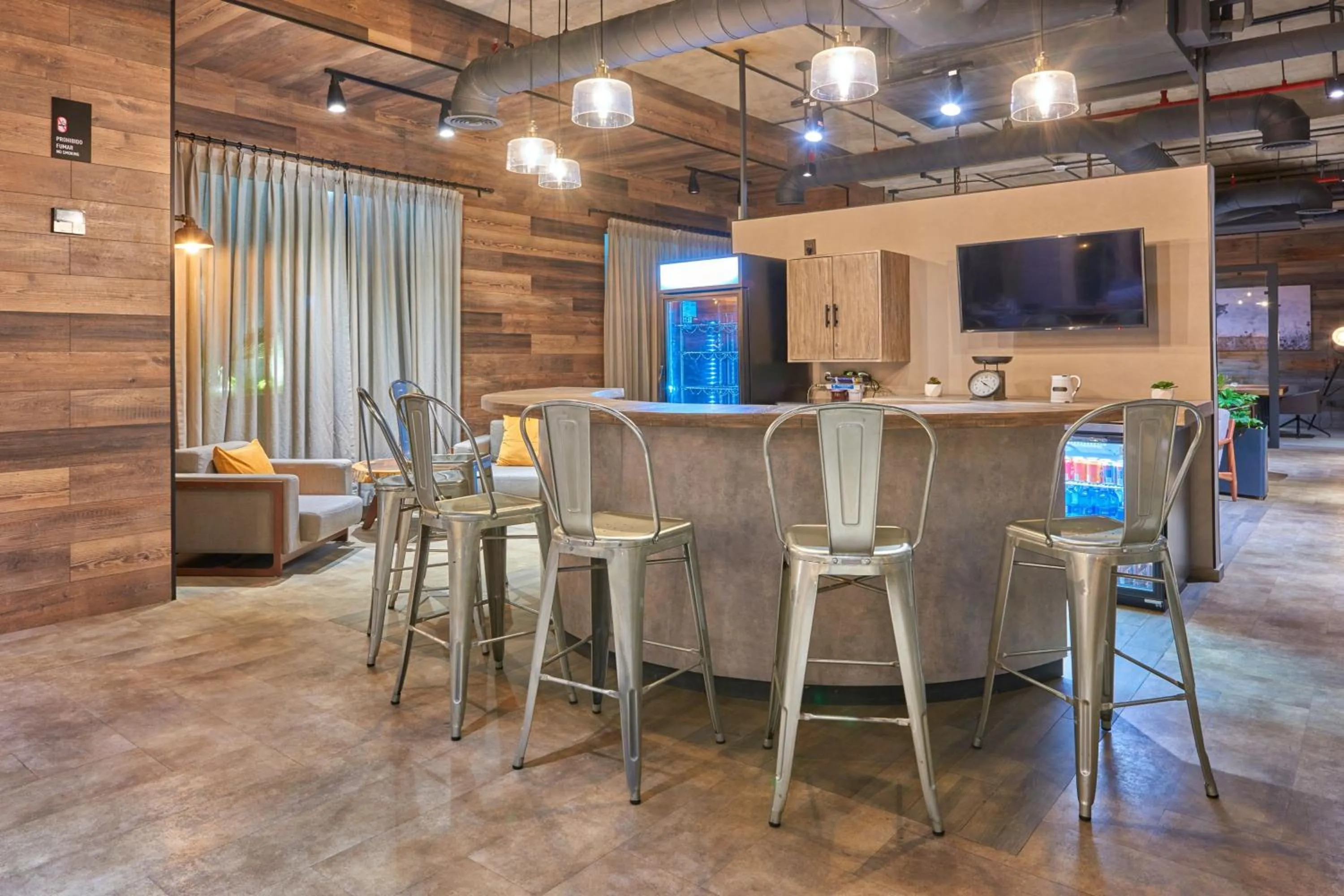 Lounge or bar in City Express Plus by Marriott Mexicali