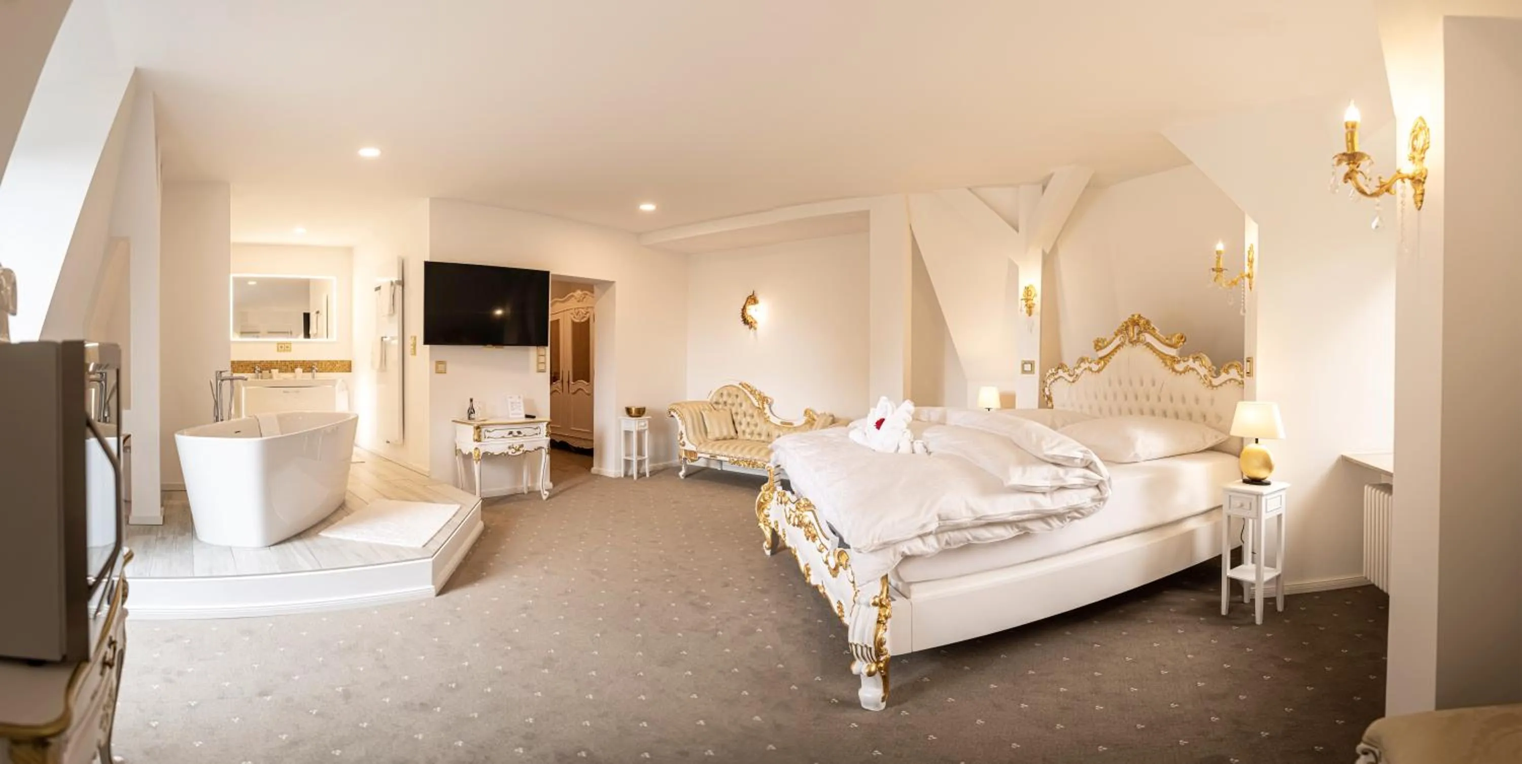 Photo of the whole room, Bed in Schloss Breitenfeld Hotel & Tagung