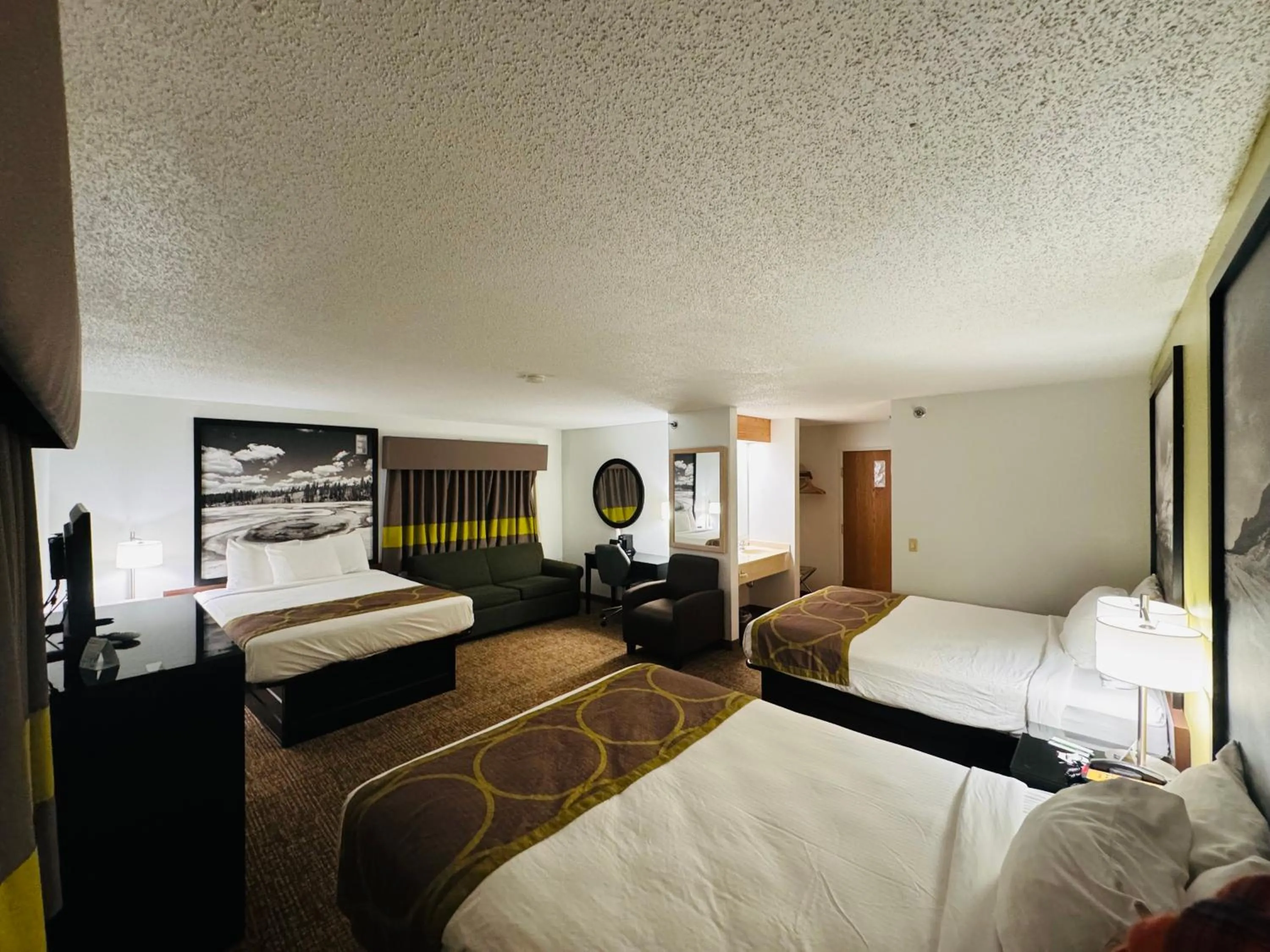 Photo of the whole room, Bed in Forest City Inn