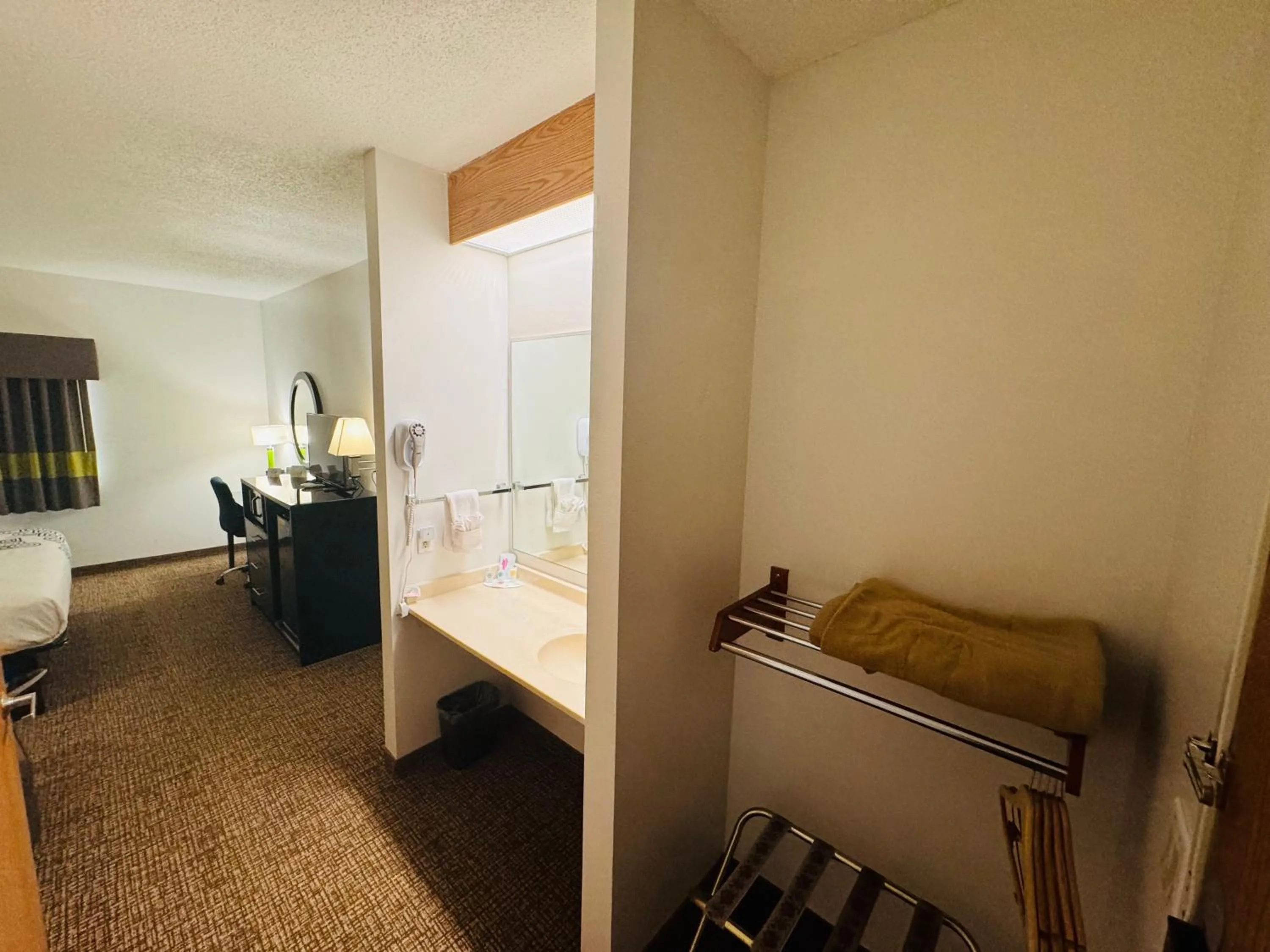 Bedroom, Bed in Forest City Inn