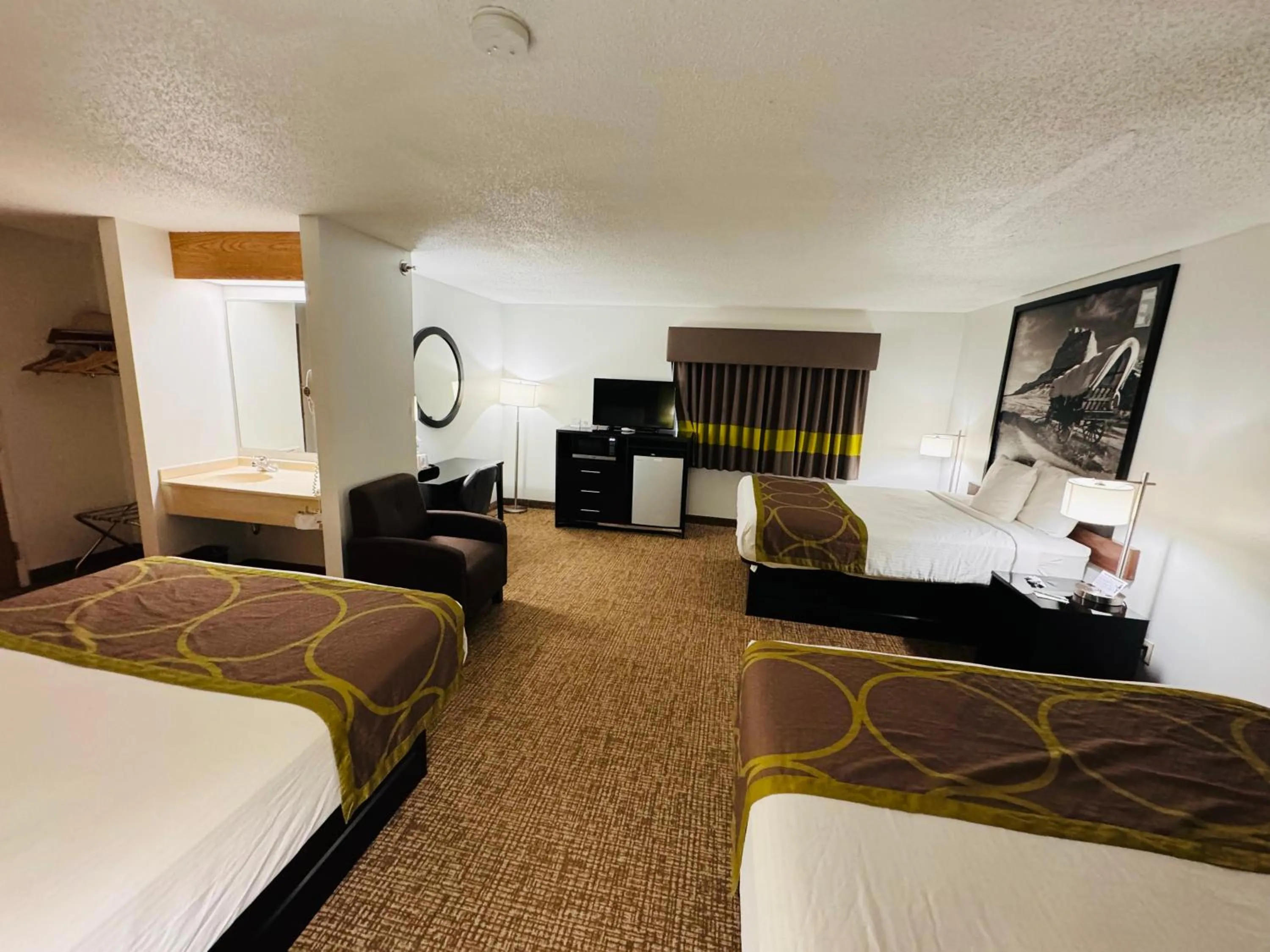 Photo of the whole room, Bed in Forest City Inn