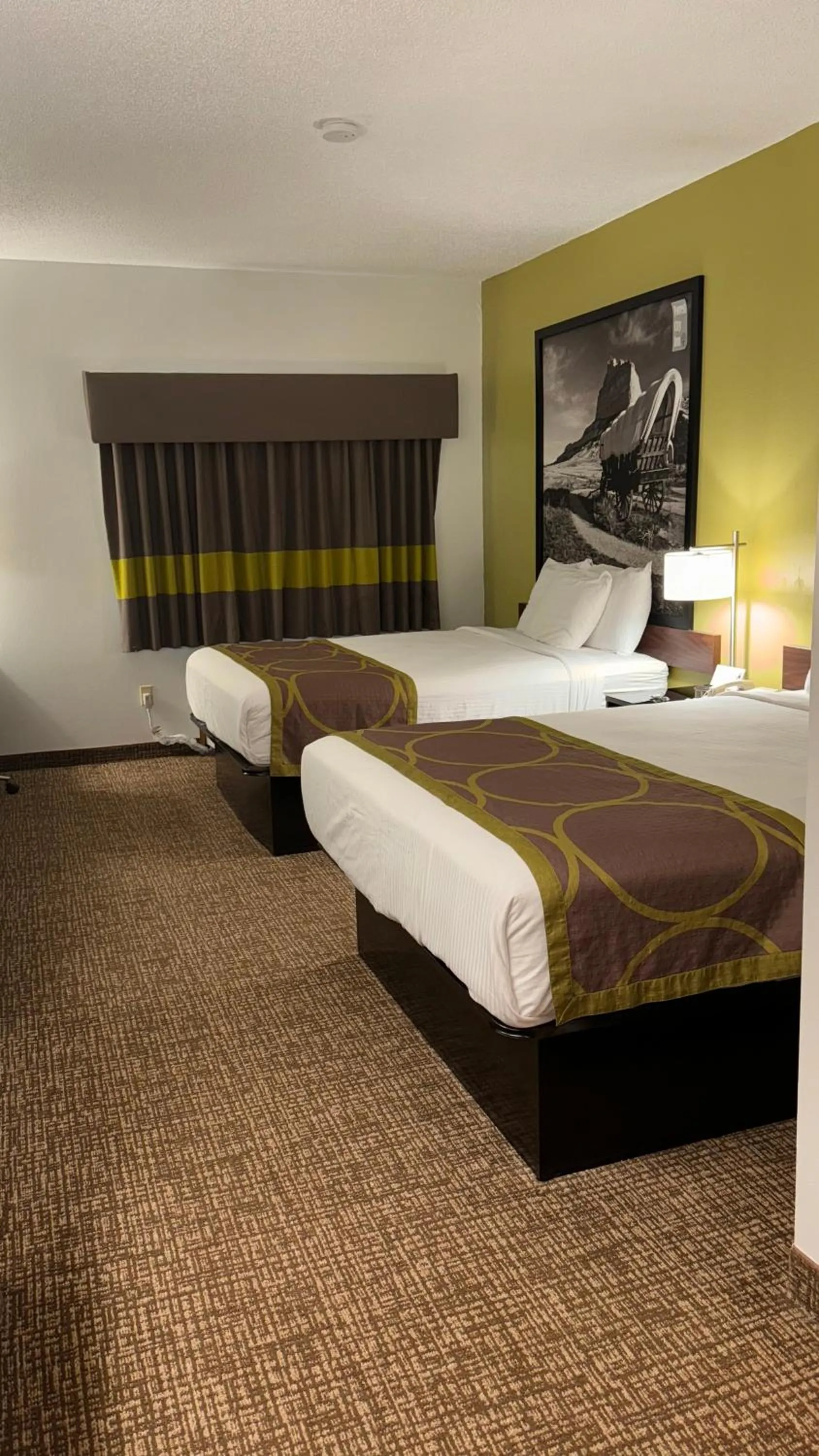 Bedroom, Bed in Forest City Inn