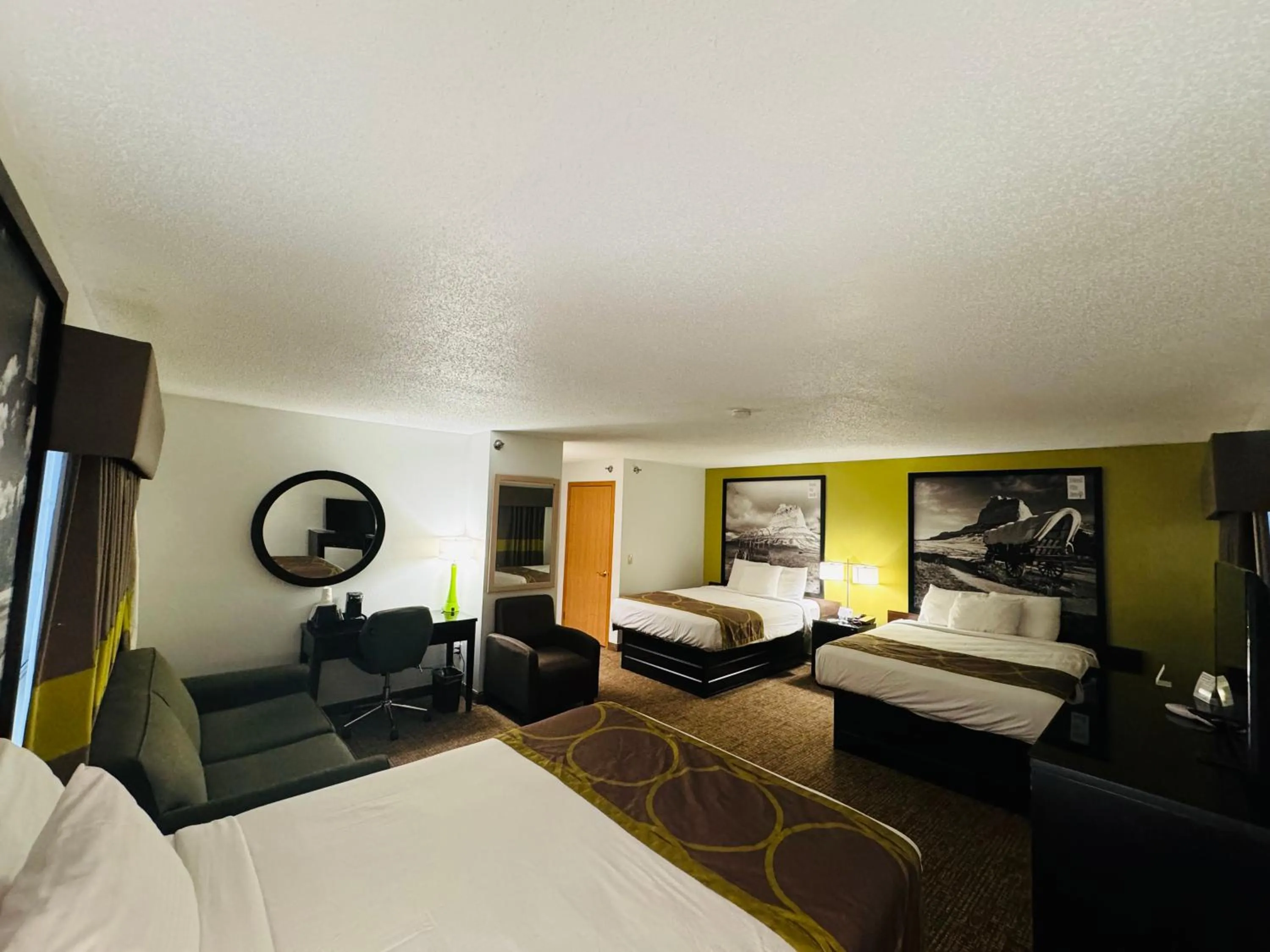 Photo of the whole room, Bed in Forest City Inn