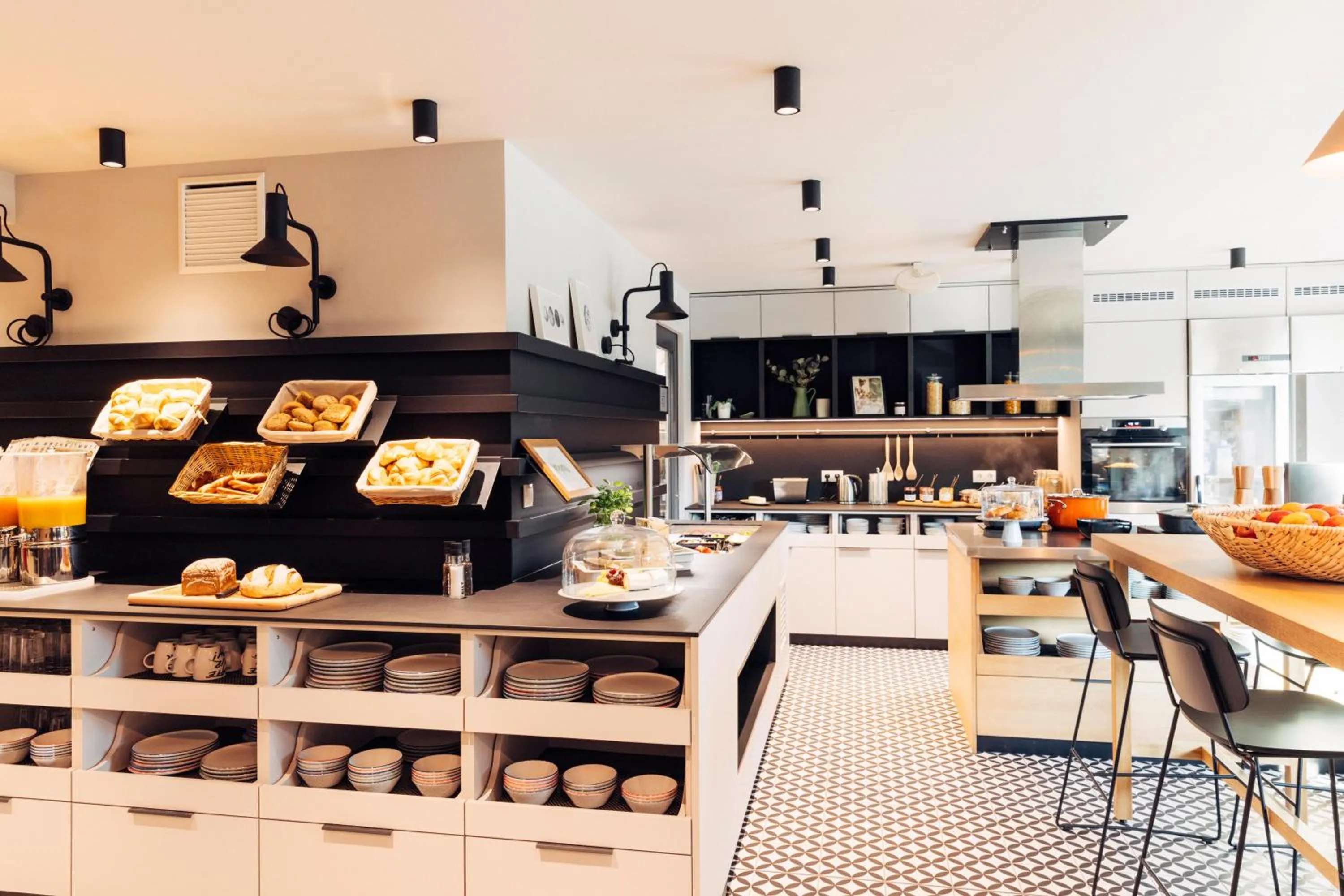 Restaurant/places to eat in harry's home Berlin-Moabit hotel & apartments