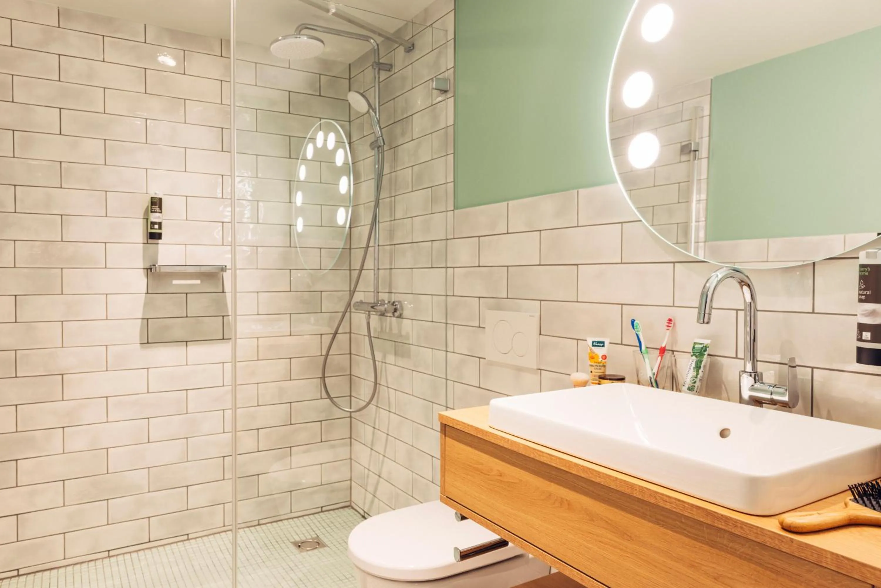 Bathroom in harry's home Berlin-Moabit hotel & apartments