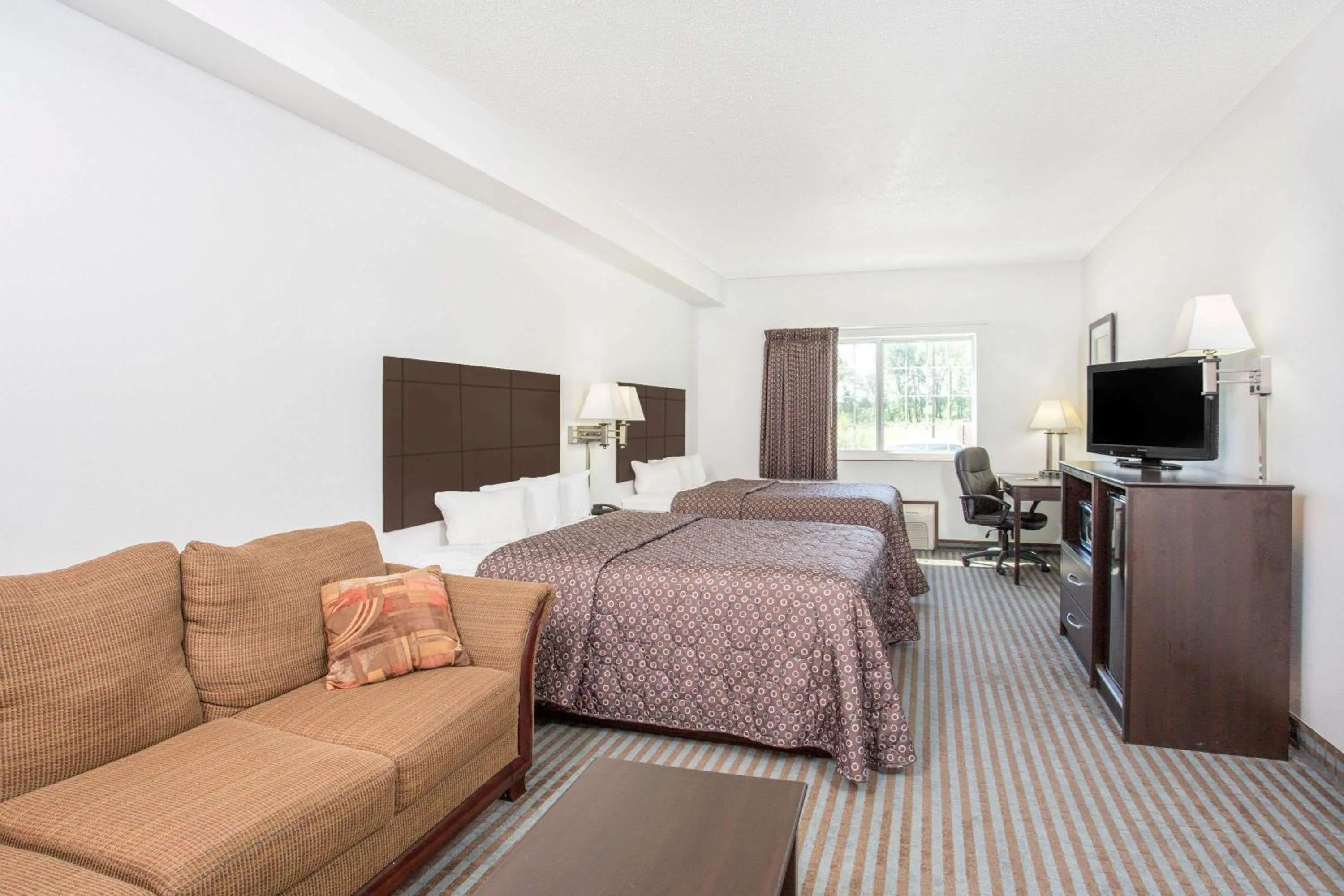 Photo of the whole room, Bed in Super 8 by Wyndham Cedar Falls