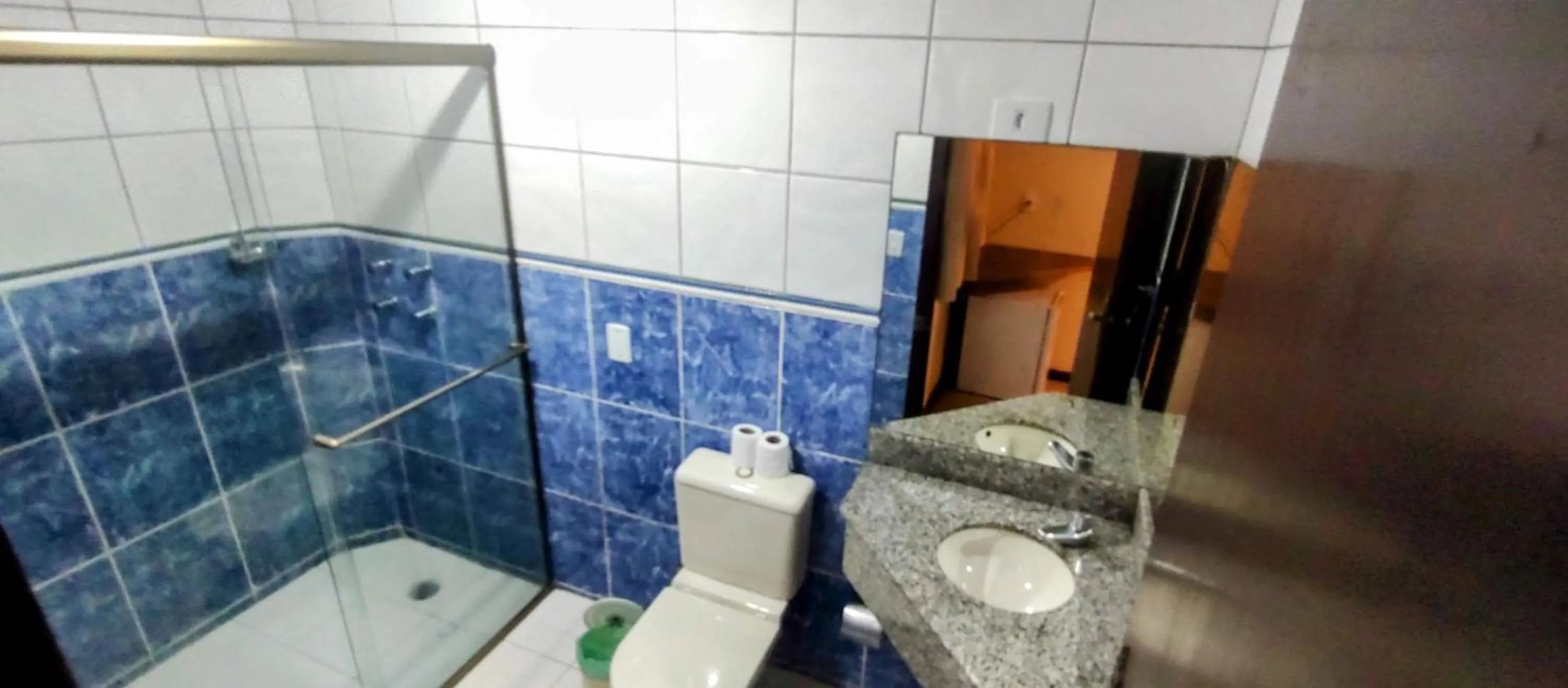 Shower in Aero Plaza Hotel