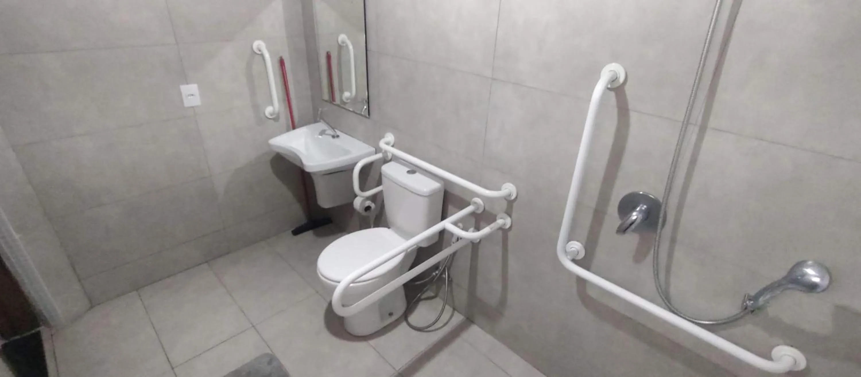 Shower in Aero Plaza Hotel