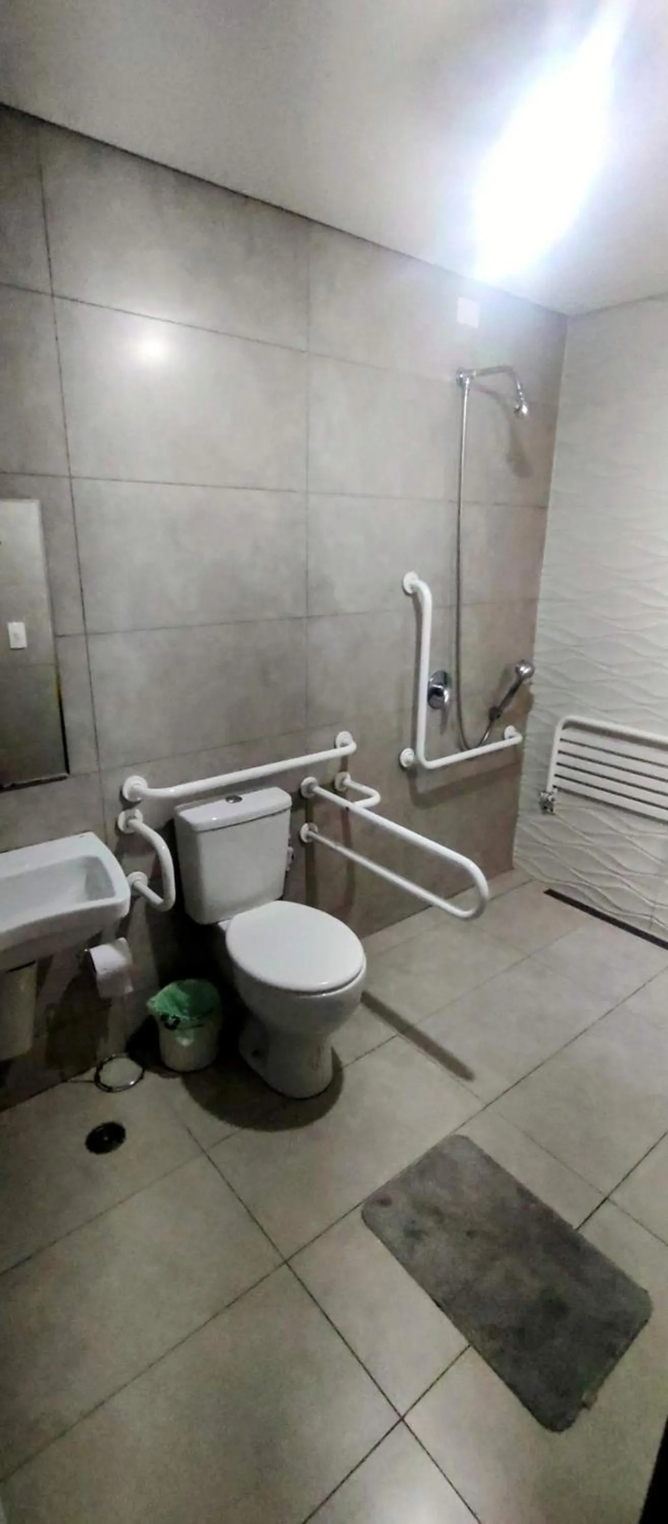 Shower in Aero Plaza Hotel