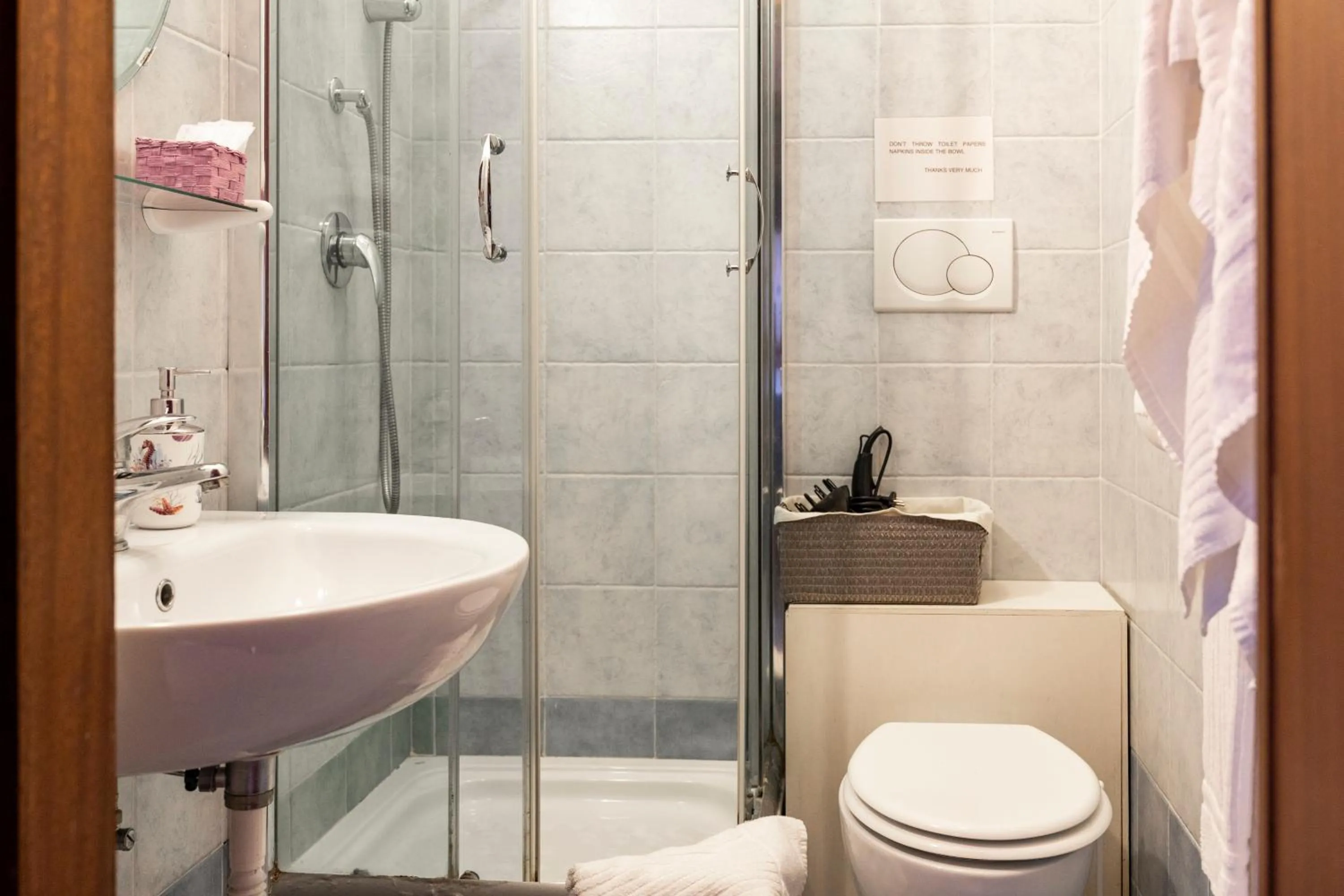 Shower in Bed and Breakfast La Stazione Del Vaticano
