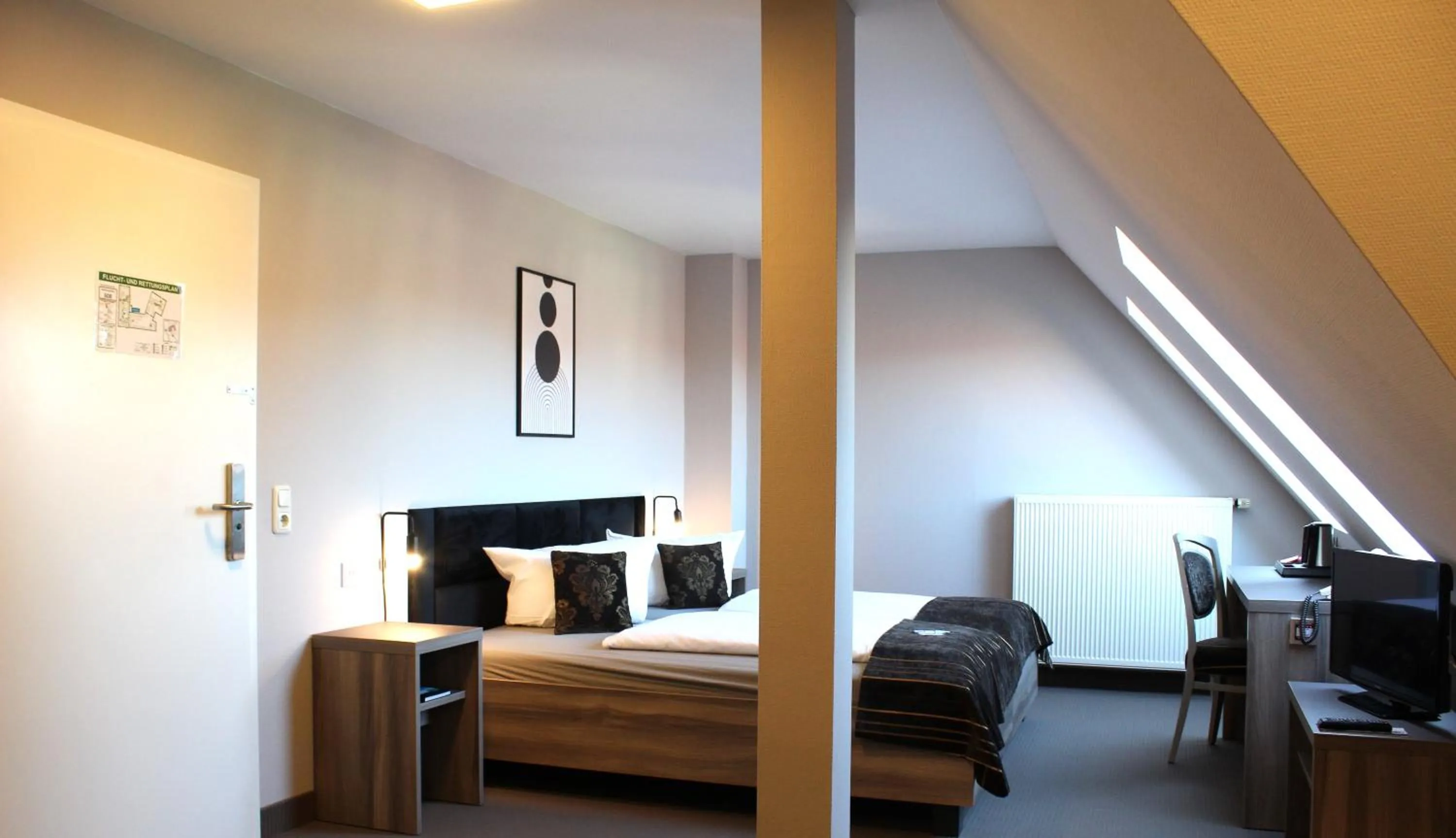 Photo of the whole room, Bed in Konsumhotel Dorotheenhof Weimar