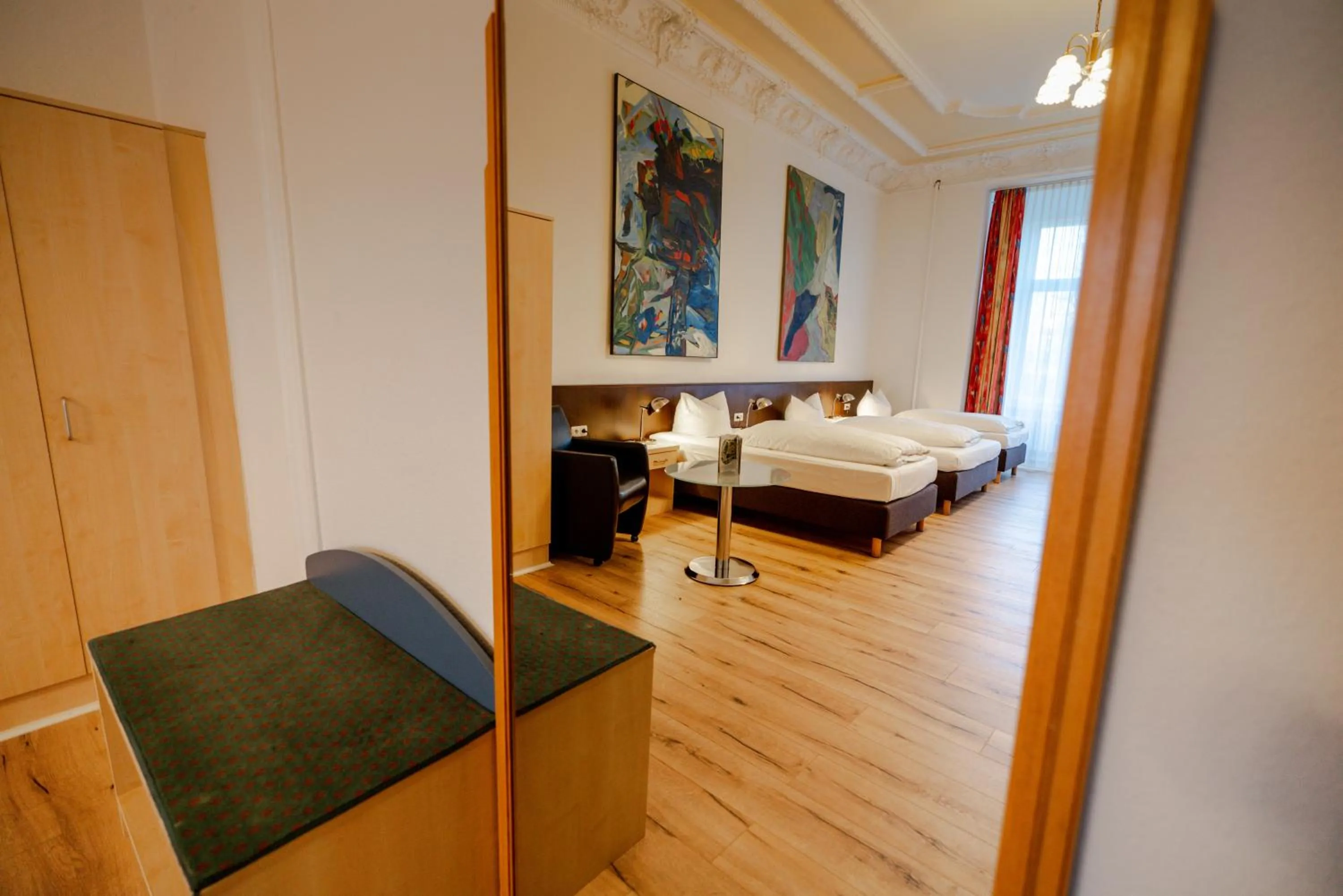 Living room, Bed in Hotel Tiergarten Berlin