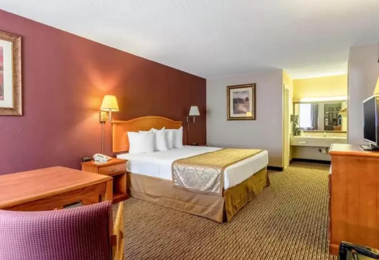 Bed in The Parkwood Inn & Suites