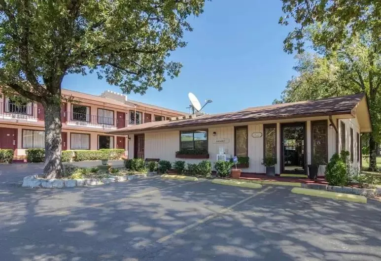 Property building in The Parkwood Inn & Suites