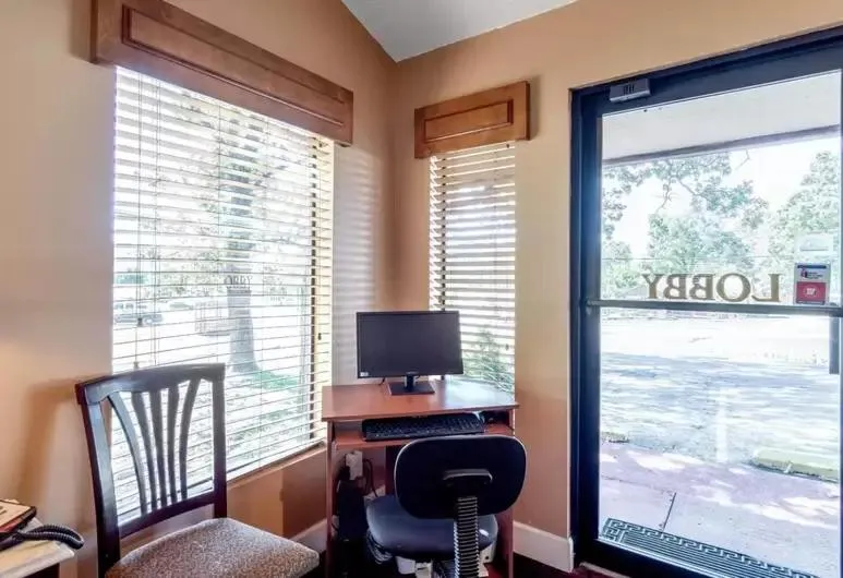 Communal lounge/ TV room in The Parkwood Inn & Suites