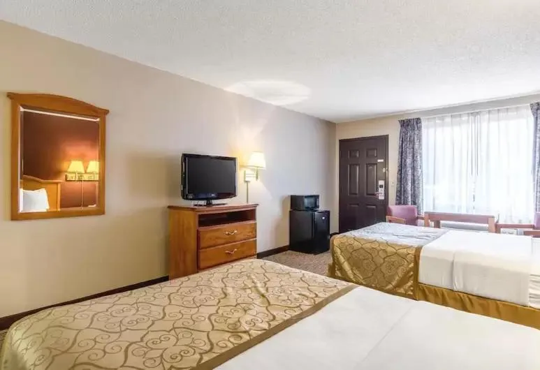 Communal lounge/ TV room, Bed in The Parkwood Inn & Suites