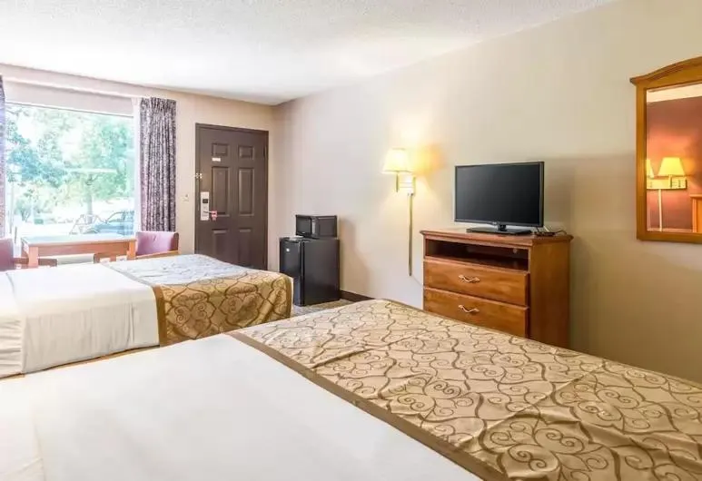 Communal lounge/ TV room, Bed in The Parkwood Inn & Suites