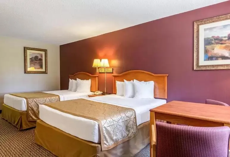 Bed in The Parkwood Inn & Suites