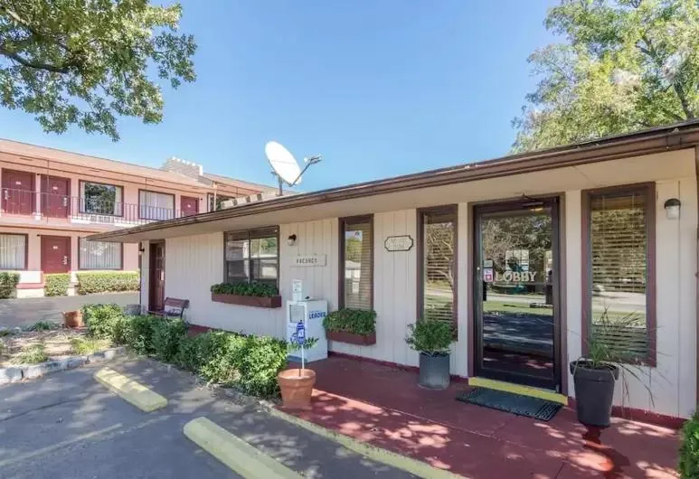 Property building in The Parkwood Inn & Suites