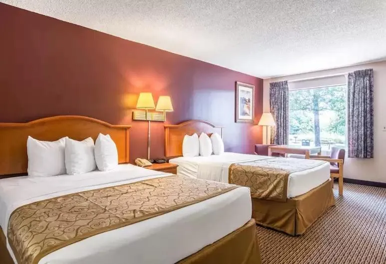 Bed in The Parkwood Inn & Suites