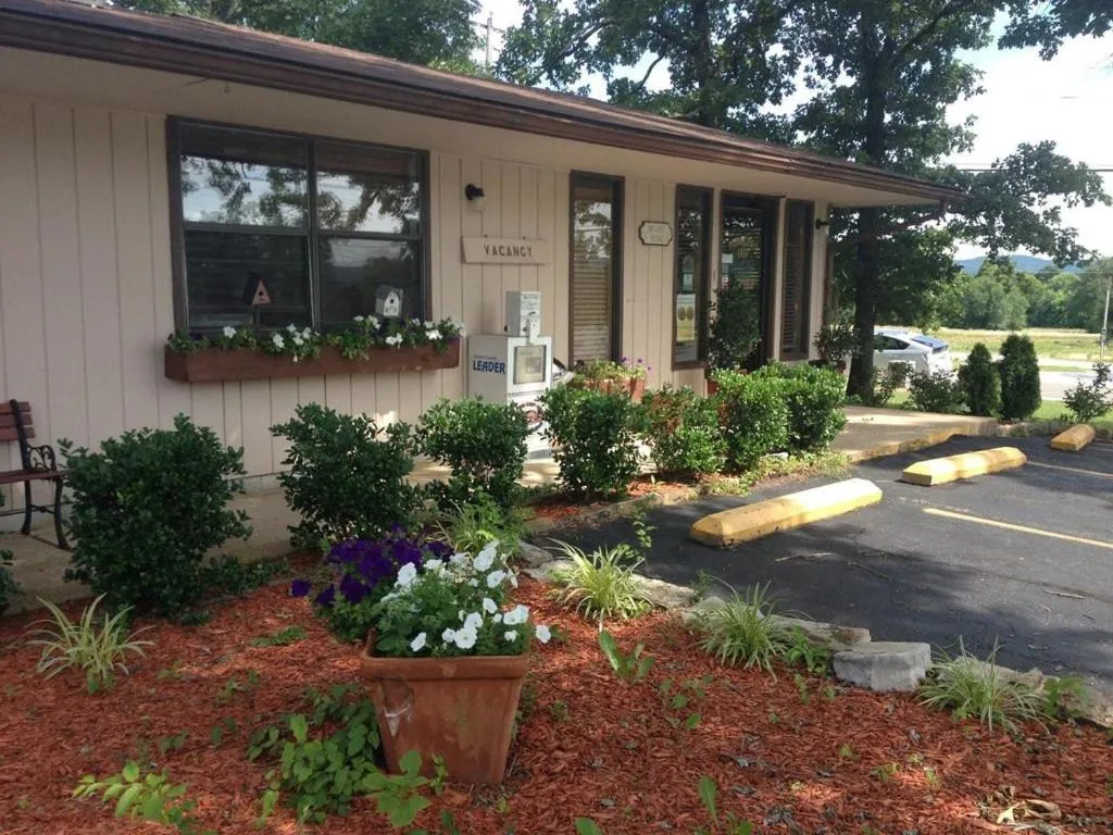 Facade/entrance in The Parkwood Inn & Suites