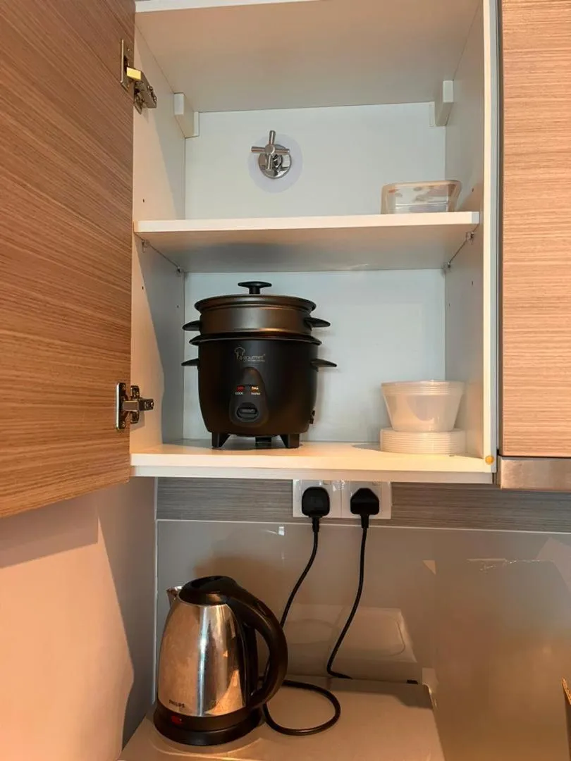 Kitchen or kitchenette in Emira Residence Seksyen 13 Shah Alam by Lodge Alpha LaVista