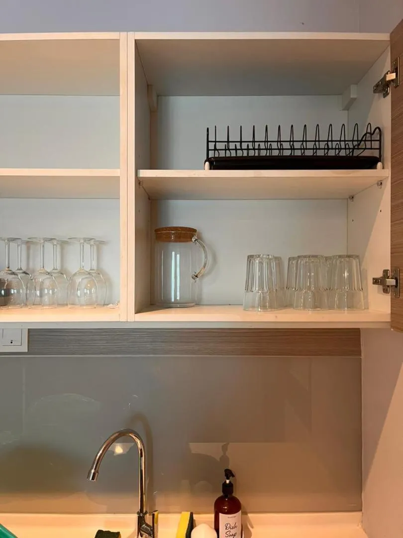 Kitchen or kitchenette in Emira Residence Seksyen 13 Shah Alam by Lodge Alpha LaVista